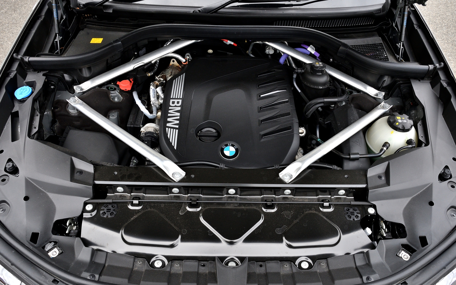 搭載するエンジンは、直列6気筒3.0リッターディーゼルエンジン（最高出力340PS/4400rpm、最大トルク700Nm/1750-2250rpm）と電動モーター（最高出力12PS/2000rpm、最大トルク200Nm/0-300rpm）でトランスミッションは電子油圧制御式8速ATの組み合わせ。燃費はWLTCモード値で11.8km/L