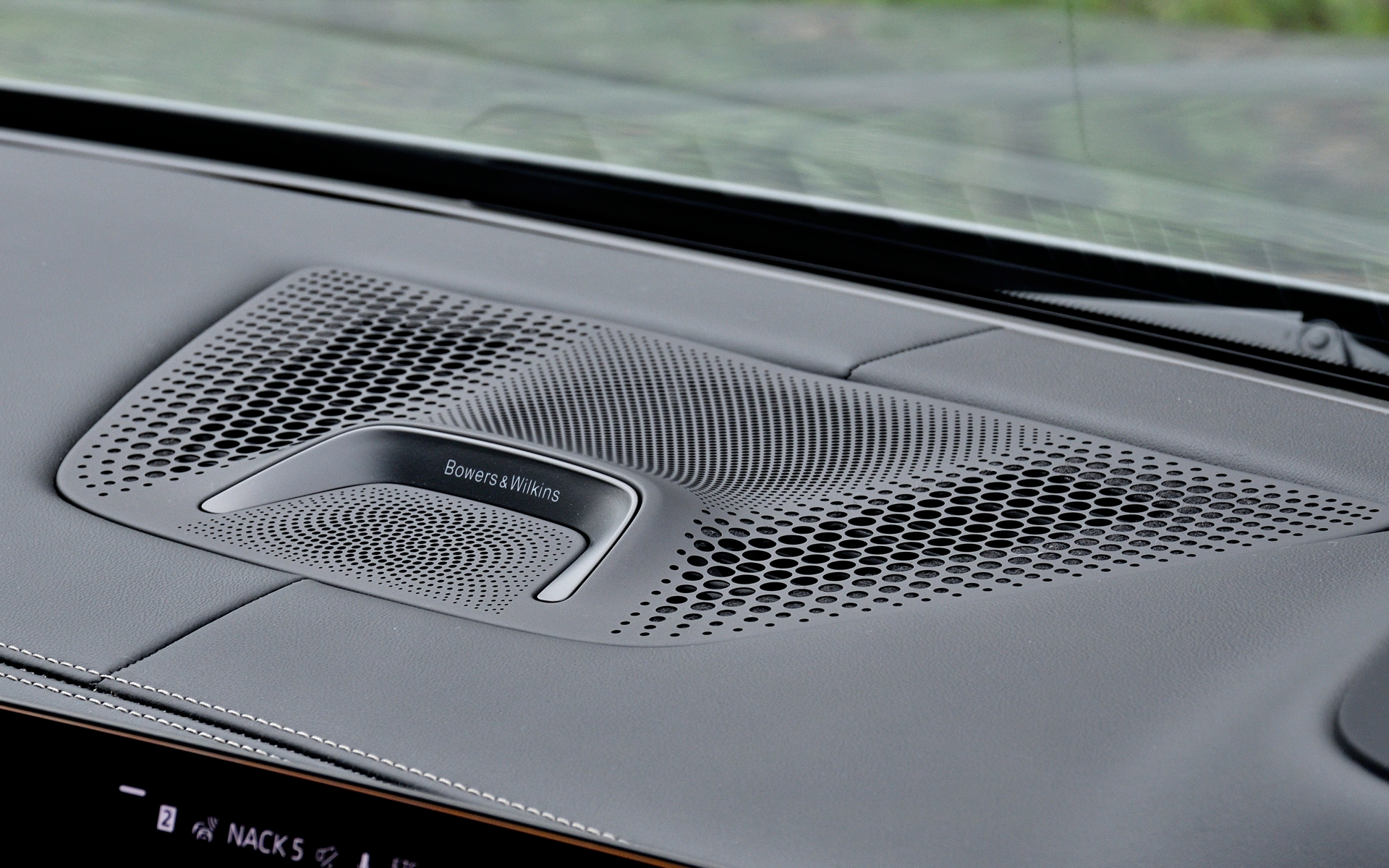 オプションのBowers＆Wilkins ダイヤモンド・サラウンド・サウンド・システムを搭載。最適に配置された計20個のスピーカーと総出力1475Wのパワーアンプが、魅力的なサウンドを発する