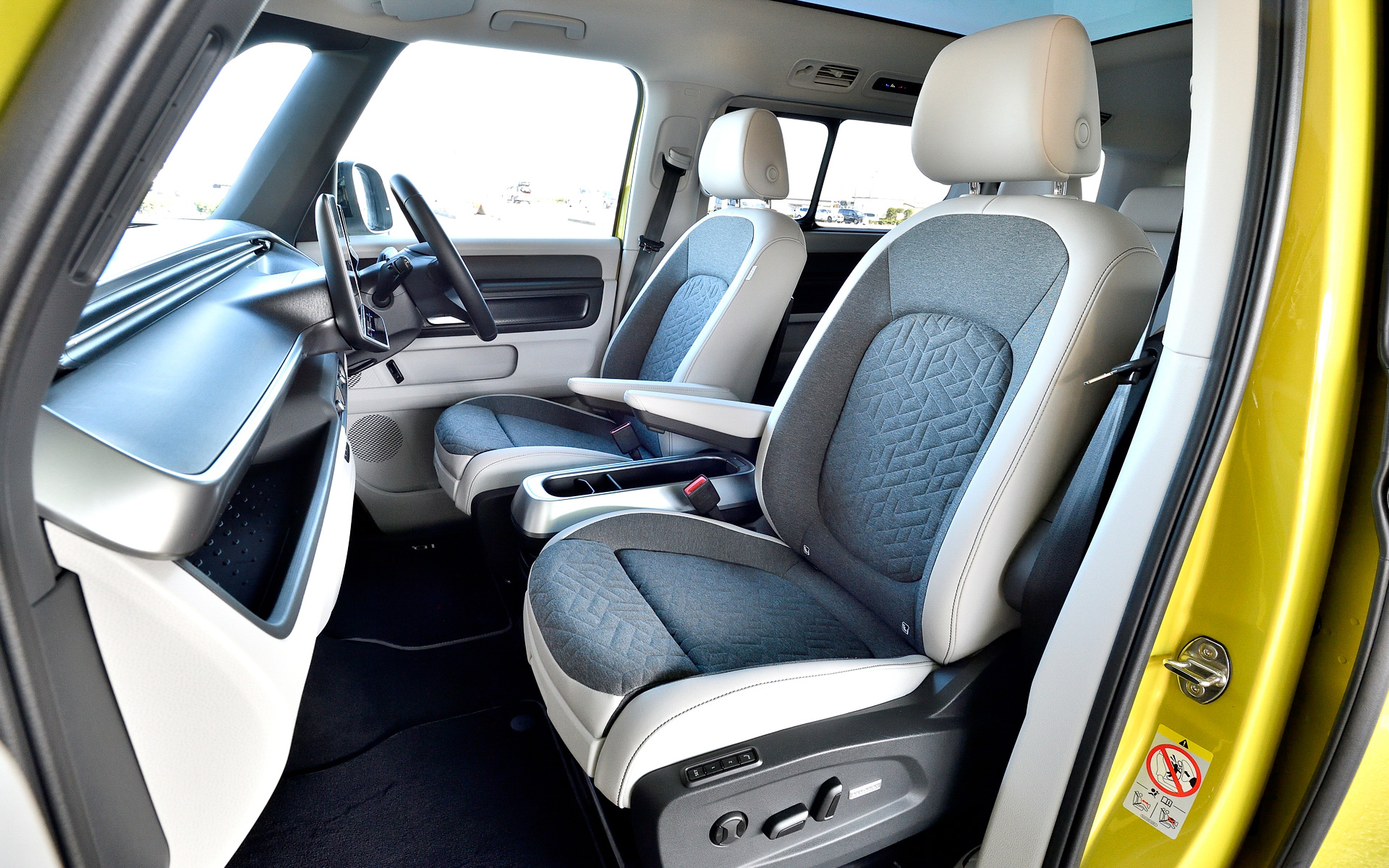 「Pro Long Wheelbase」のインテリア。ワンタッチ操作で遮光が可能なパノラマガラスルーフとプレミアムサウンドシステム“Harman Kardon”を組み合わせたオプションの「ラグジュアリーパッケージ」を装備する