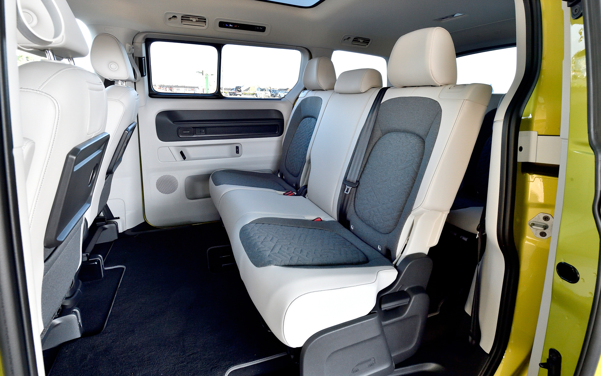 「Pro Long Wheelbase」のインテリア。ワンタッチ操作で遮光が可能なパノラマガラスルーフとプレミアムサウンドシステム“Harman Kardon”を組み合わせたオプションの「ラグジュアリーパッケージ」を装備する
