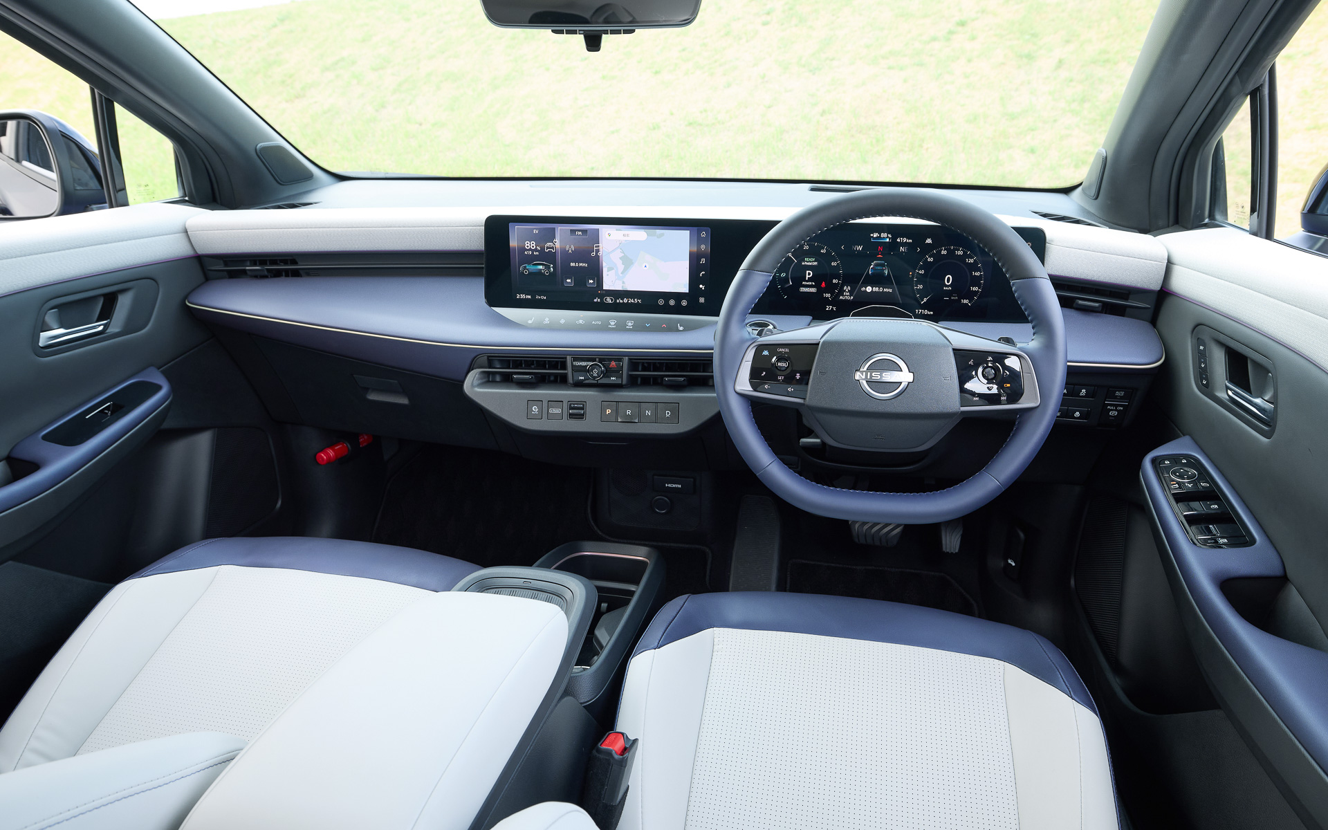試乗車はバッテリサイズ78kWhの「B7 G」（599万9400円）。インテリアではインストルメントパネルに横に広がるフローティングデザインを採用し、落ち着いたミニマルな雰囲気を演出。日産初の調光パノラミックガラスルーフ（遮熱機能付）なども採用。12.3インチの大型デュアルディスプレイを採用し、Google搭載のNissanConnectインフォテインメントシステムも備える