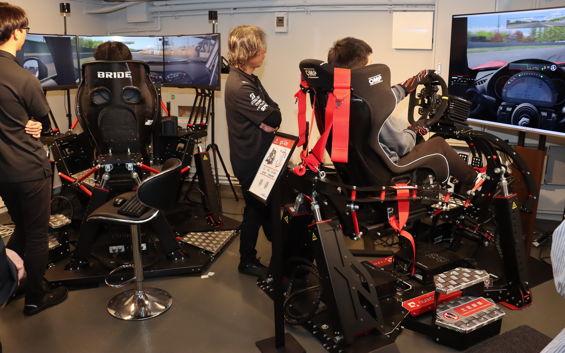 SPKの「シミュレーターラボ」にある高性能レーシングシミュレーターでマツダの「バーチャルからリアルへの道」4期生がトレーニングを実施