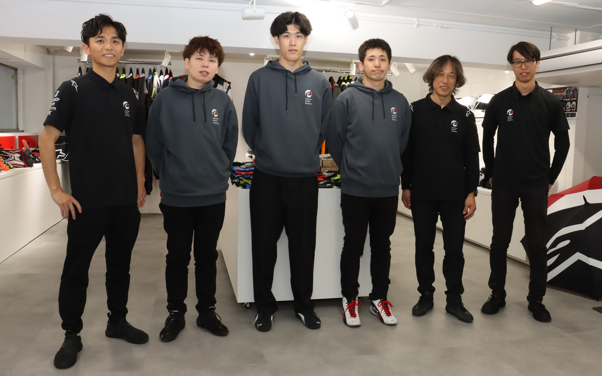 「バーチャルからリアルへの道」4期生と講師陣など。中央にいるグレーのフーディーを来た3人が4期生で、左から植木俊輔さん、岡村康平さん、中西拓也さん