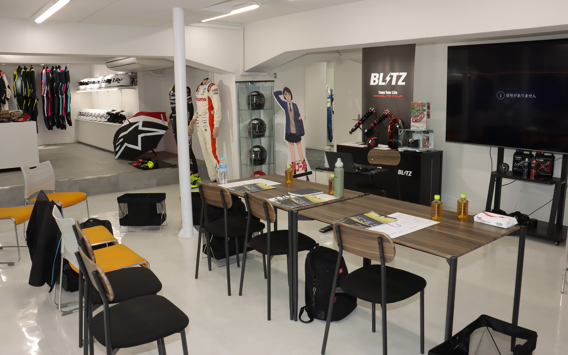 座学講習はSPKヘリテージ・センターの1階にある「モータースポーツショールーム」で行なわれた