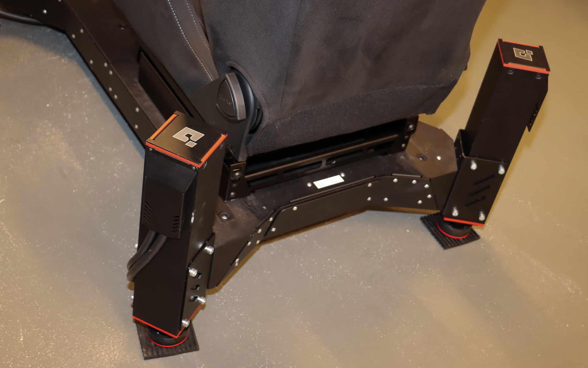 シミュレーターラボに用意されている4種類のドライビングシミュレーターでは、それぞれでキュービックシステムの10cm可動アクチュエーターを採用（写真は別のシミュレーターのもの）