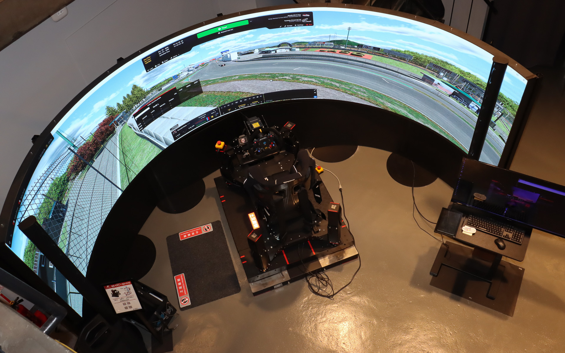 前方から両サイドまでカバーして臨場感あふれる画像を表示できる超ワイド湾曲ディスプレイを設置