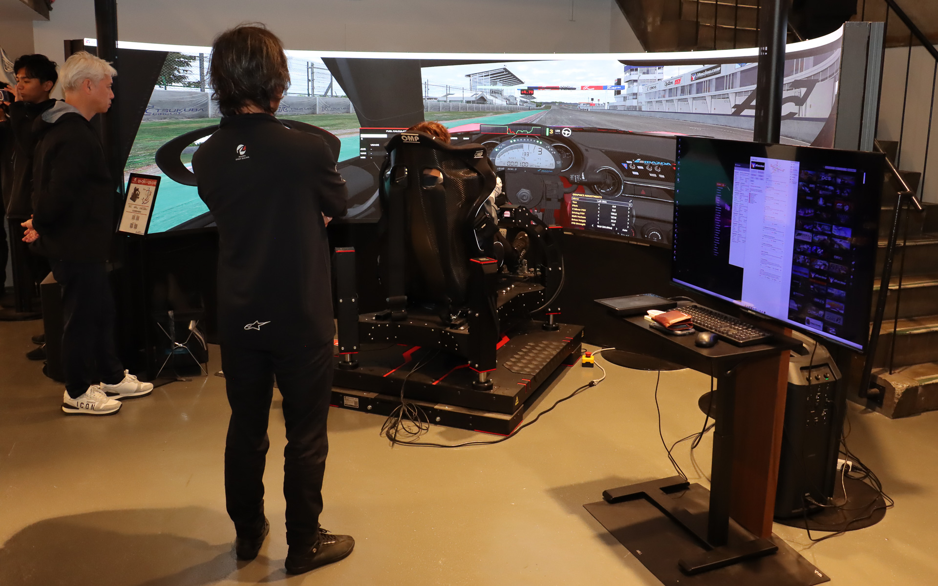 シミュレータートレーニングはインストラクターがときおりアドバイスしながら行なわれた