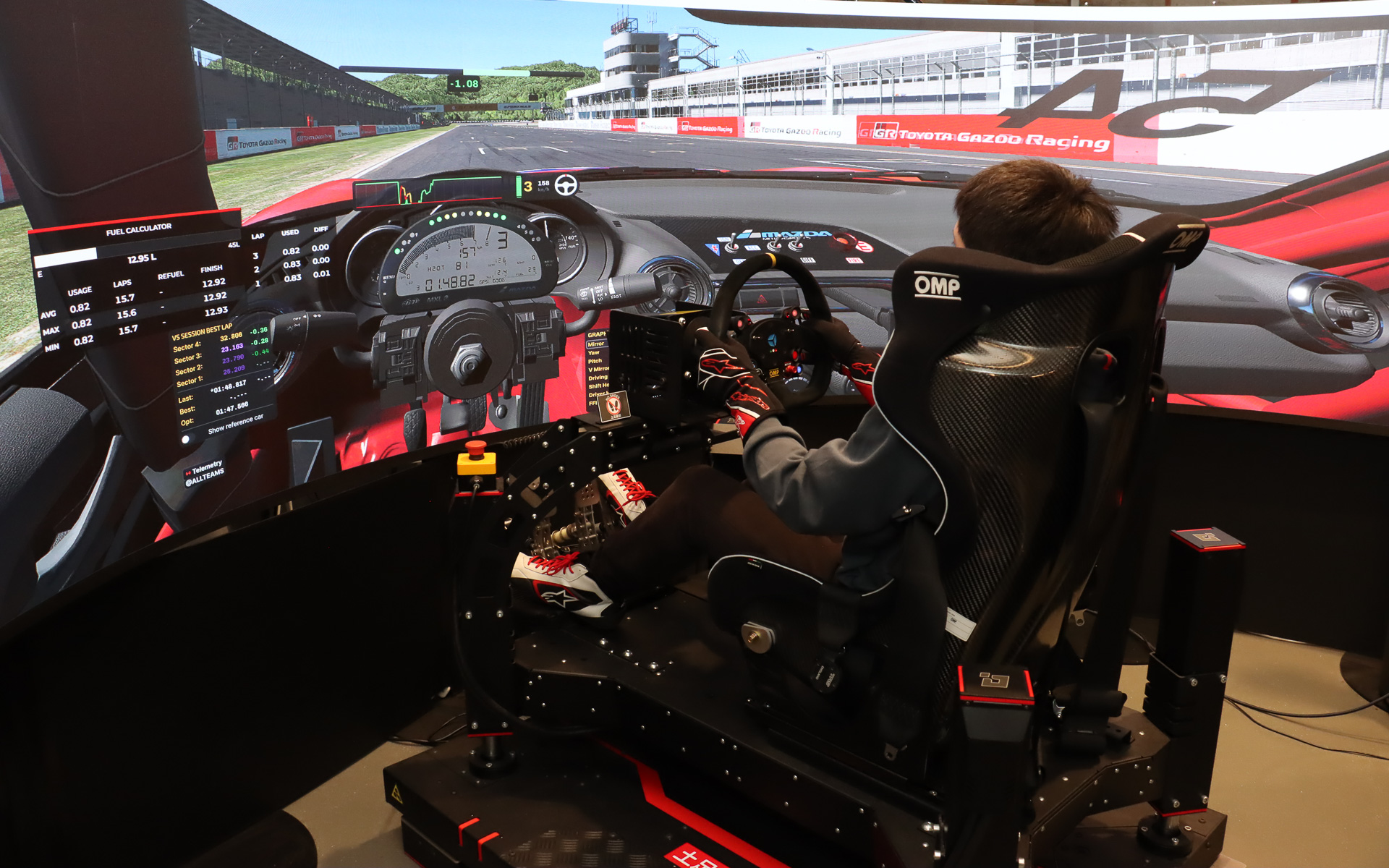 4期生によるシミュレータートレーニングの様子