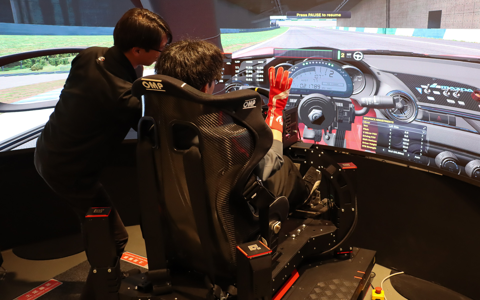 インストラクターがiRacingの設定を行ない、反復練習の開始ポイントを登録。この先にあるコース最終区間をスムーズに走れるよう練習走行を繰り返していた