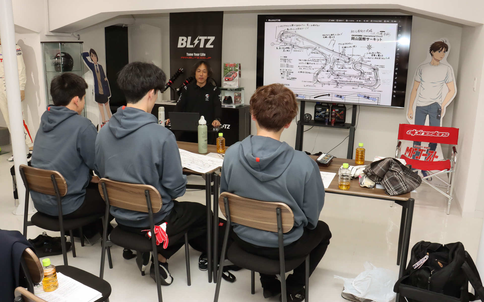シミュレーターでの走行前には各コースの情報や注意すべきポイントなどを加藤氏が解説