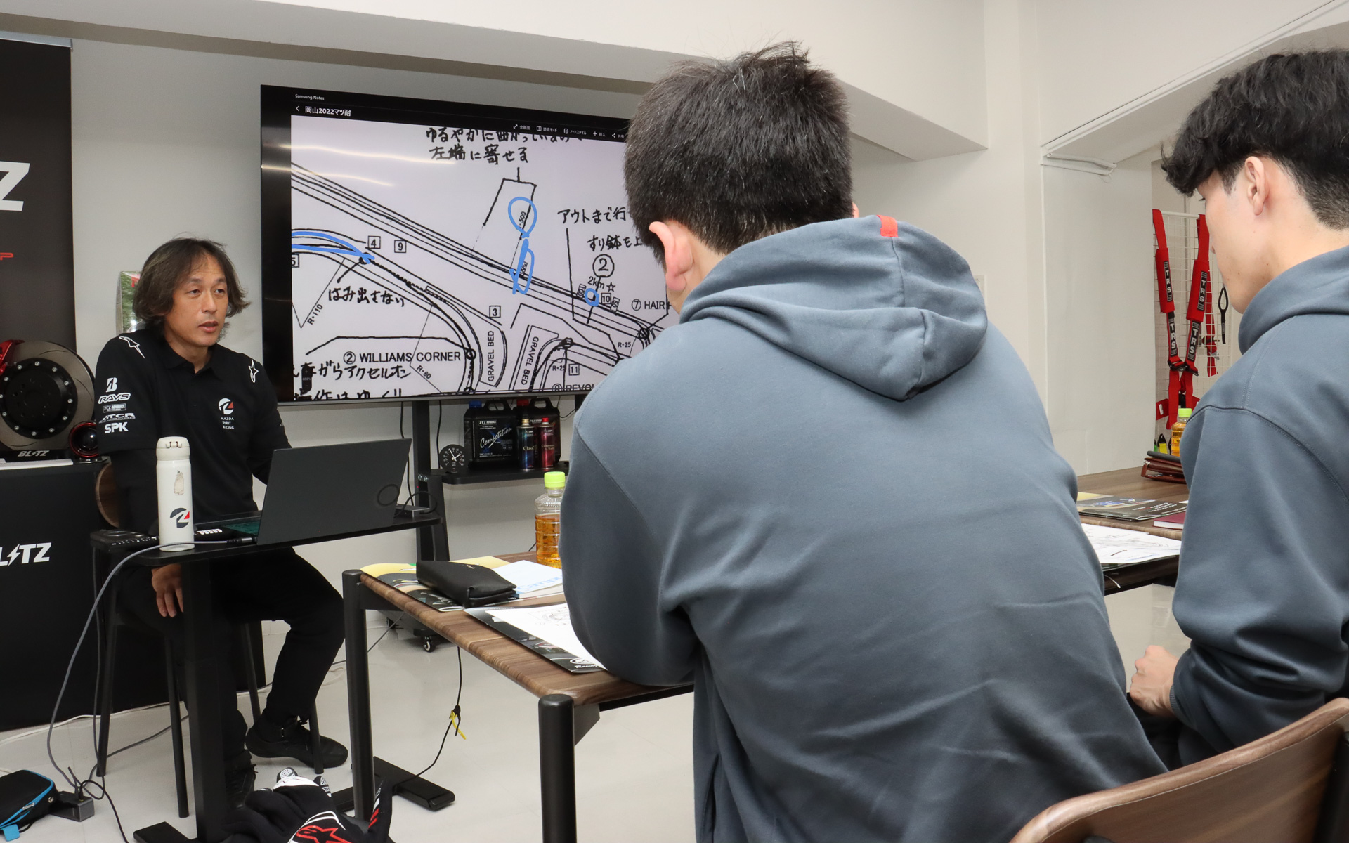 コースの平面図とアップダウンのデータを示しつつ、コーナーごとに明確な判断理由を説明しながら運転操作のポイントを説明した