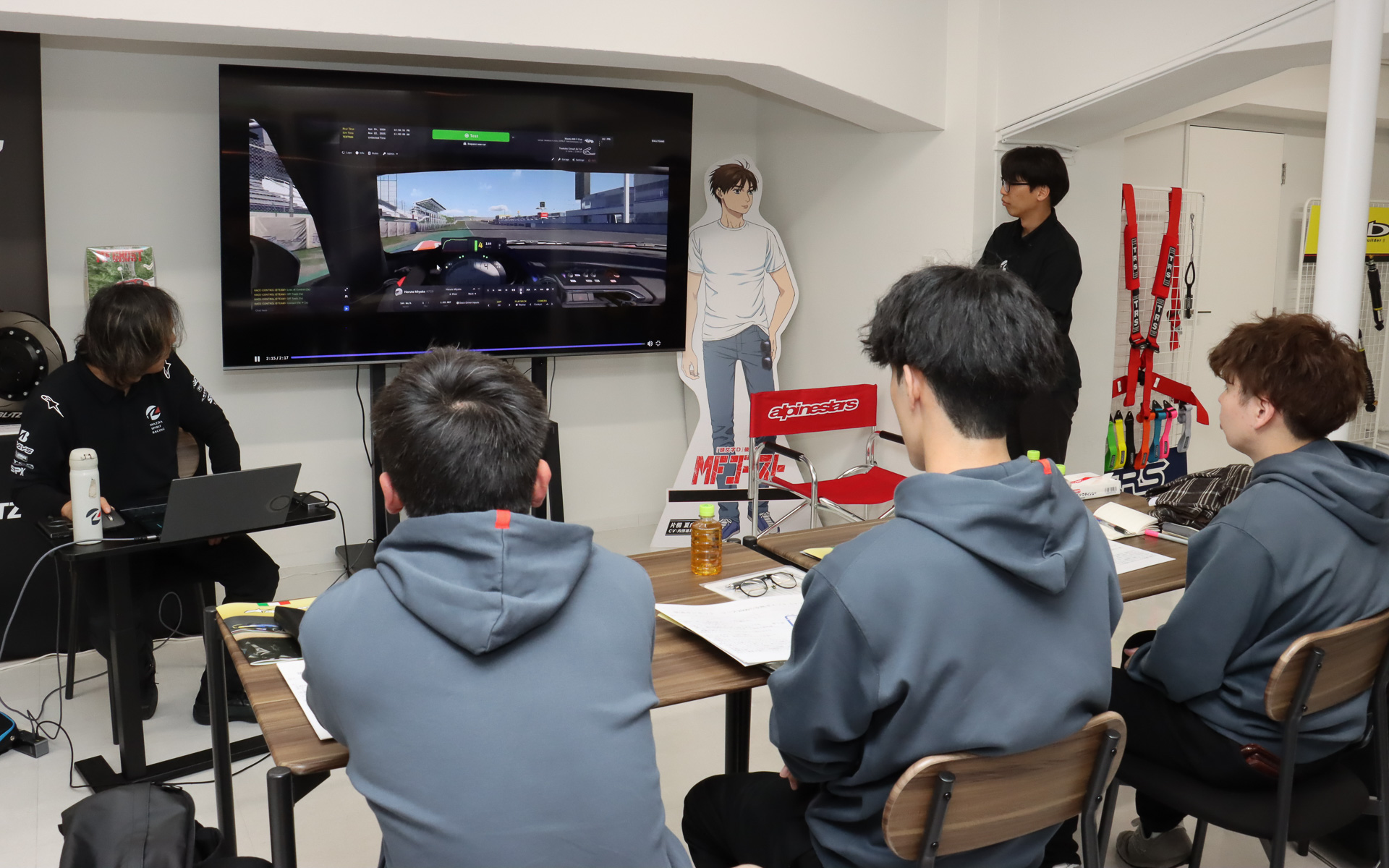 インストラクターがデモ走行したシミュレーター動画も使い、イメージしやすいよう解説していく