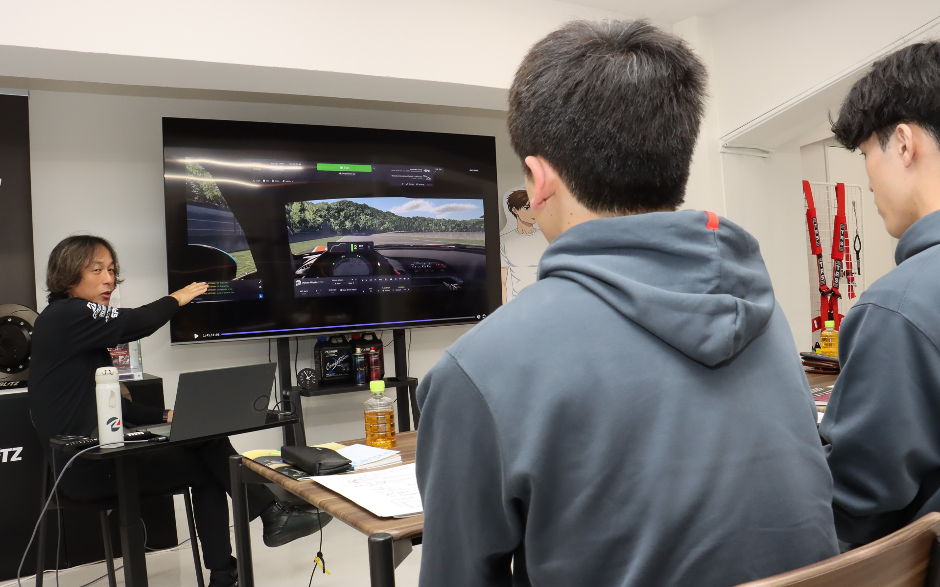 インストラクターがデモ走行したシミュレーター動画も使い、イメージしやすいよう解説していく