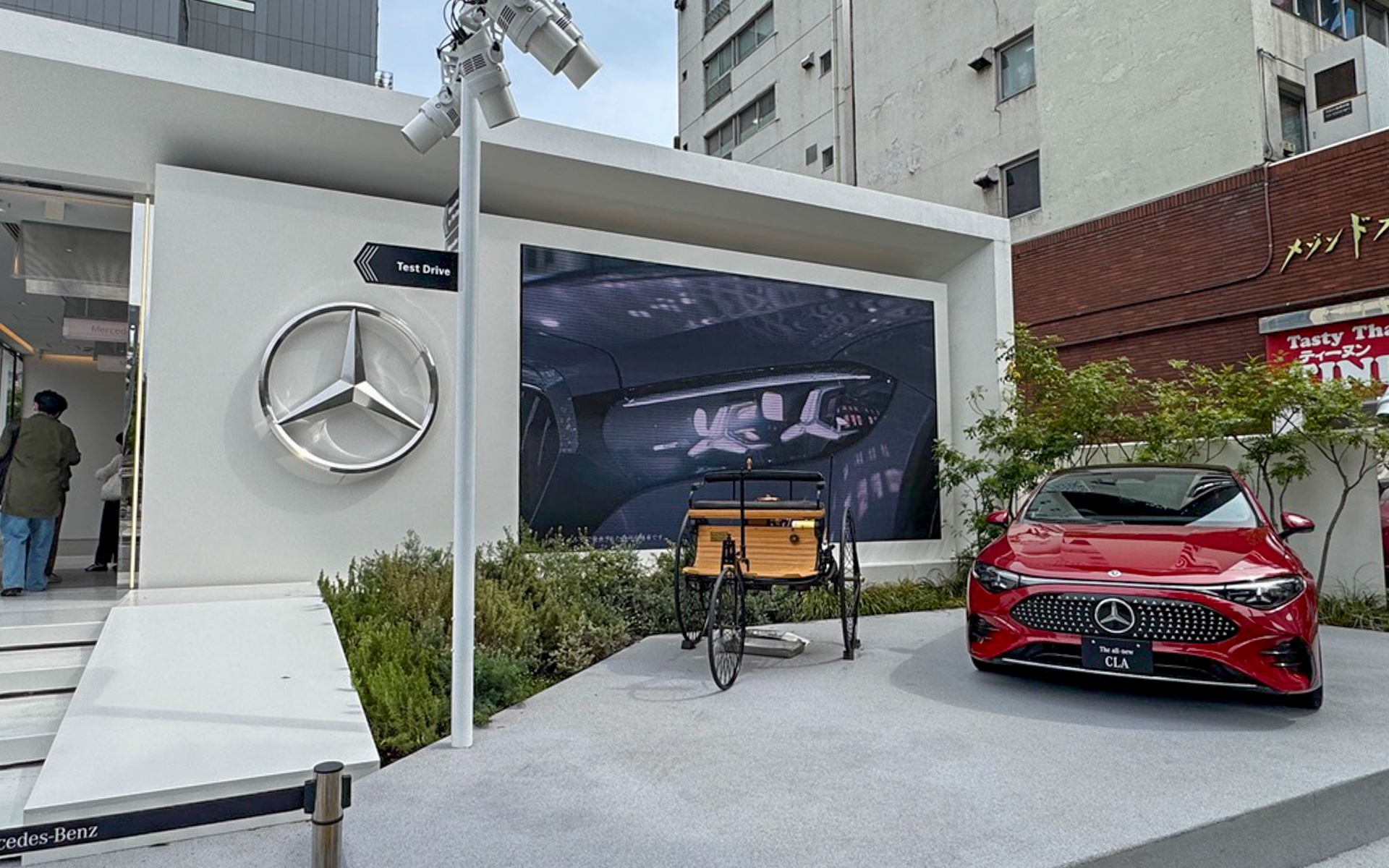 世界中の高感度な人たちが行き交う表参道交差点の角地にあるプロモーションスペース、表参道クロッシングパークに約1年の期間限定でオープンした、「Mercedes-Benz Studio Tokyo」。4月24日から営業開始、6月30日に展示やラウンジ機能、コンテンツの拡張を予定しているそうです