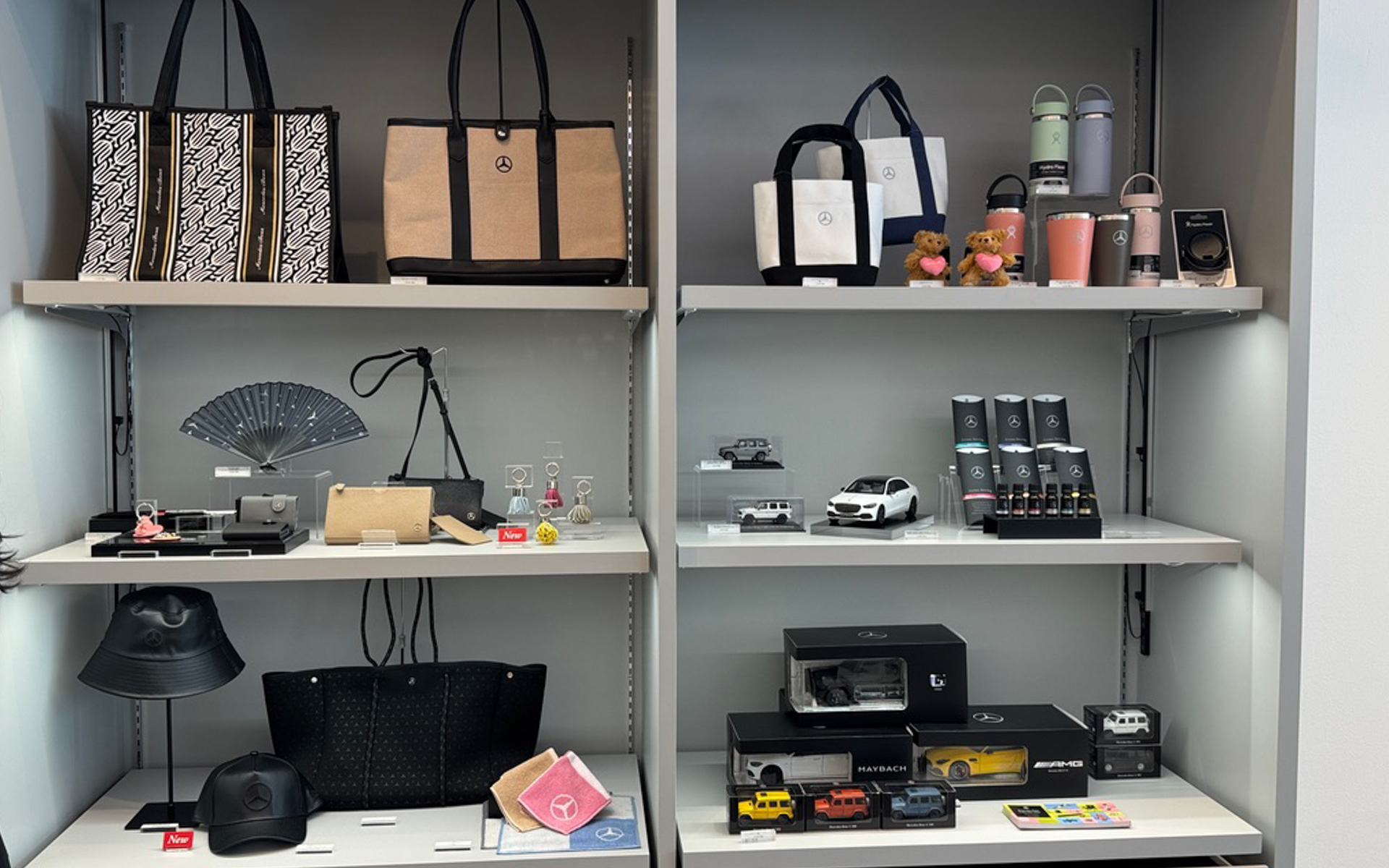 屋内はテーブルが置かれてカフェとして営業するほか、アパレルやミニカー、小物などを展示するスペースもありました