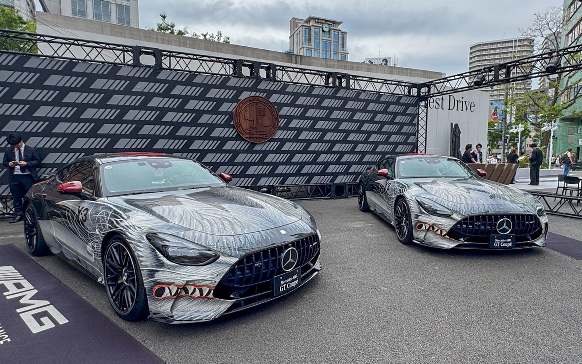 ブランド「Y-3」ではスニーカーなどに同様の日本オオカミをモチーフとしたデザインがあるのですが、メルセデス AMG PETRONAS F1チームとコラボしたGTクーペの迫力はものすごかったです