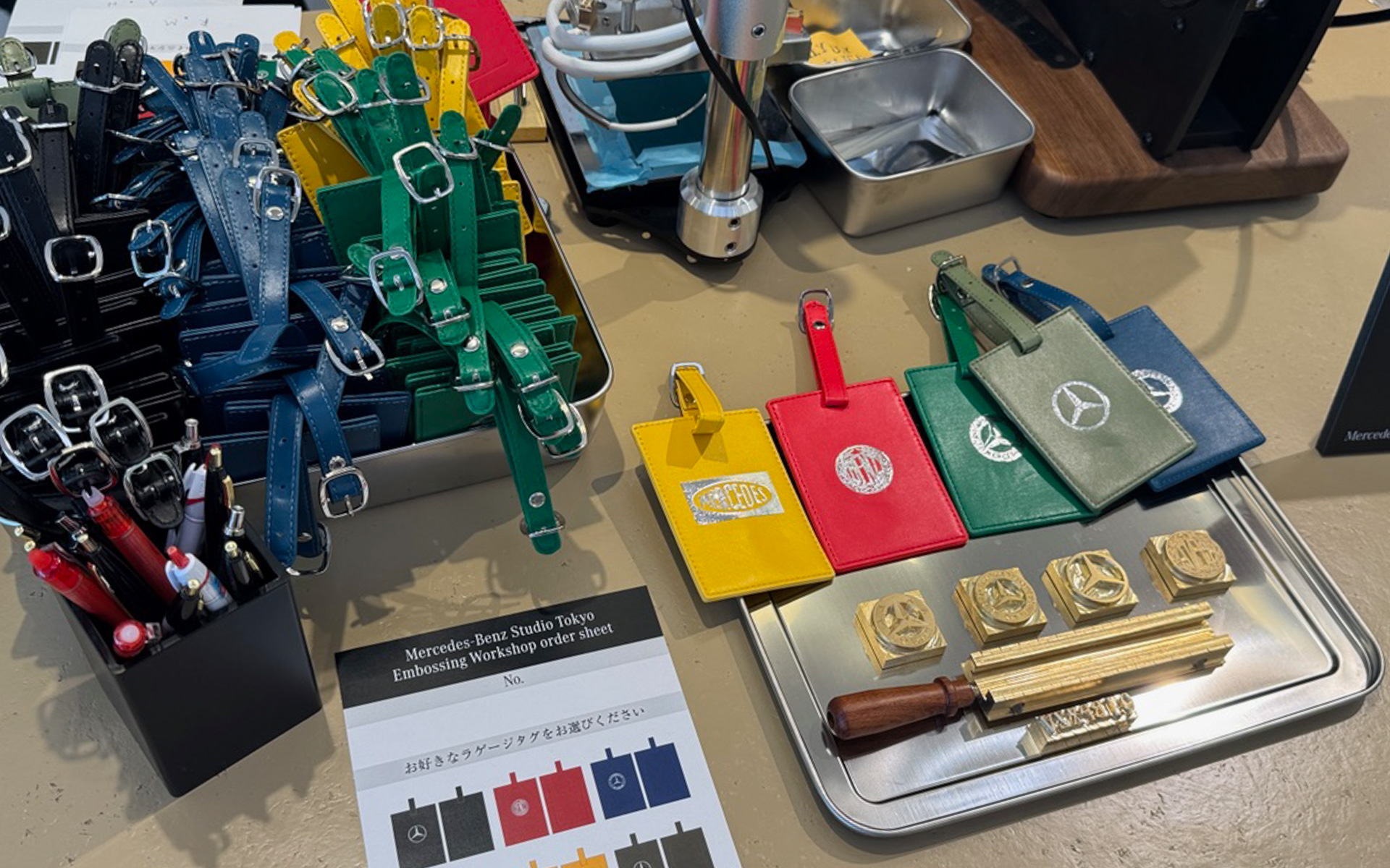 試乗予約をした先着500名にプレゼント中のオリジナルラゲッジタグは、その場で刻印してくれます