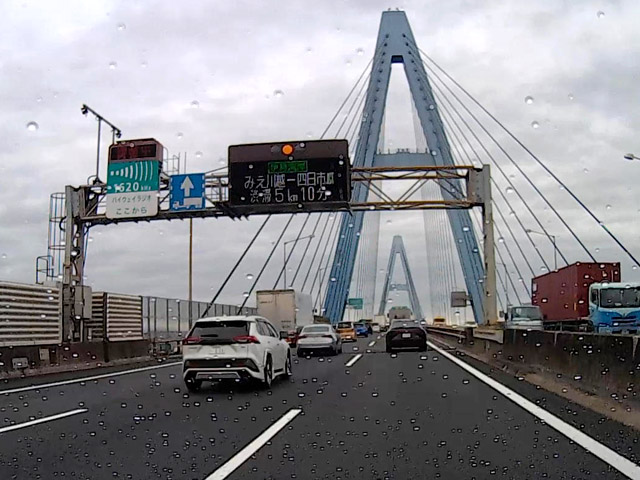 長い渋滞が流れ始めると「みえ川越－四日市JCT 渋滞5km 10分」の表示