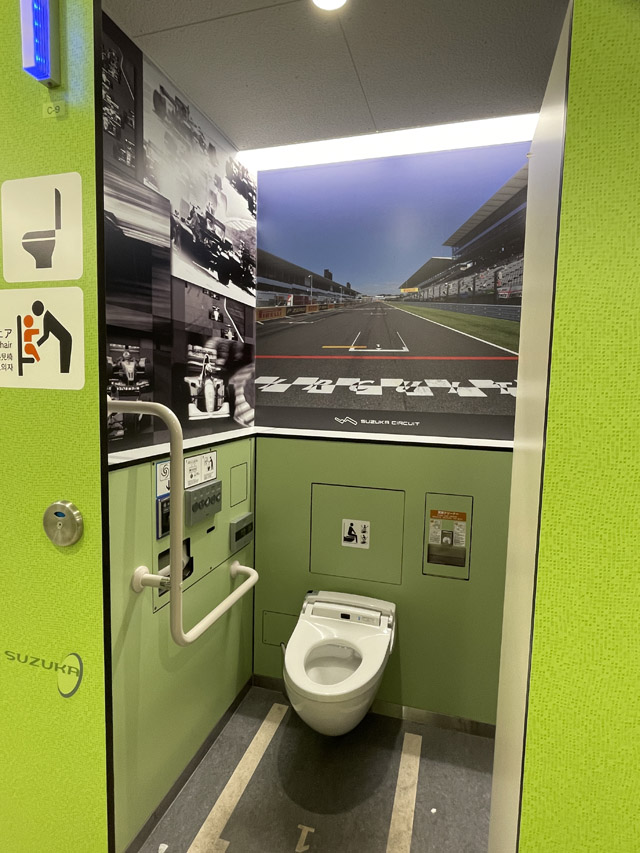 鈴鹿PAのトイレもF1デコレーション仕様に