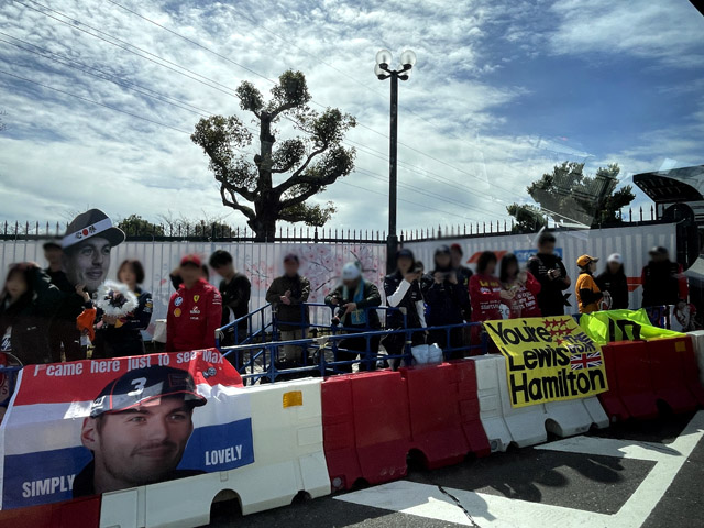 スポーツゲートの入口は木曜からドライバー待ちの人がいた