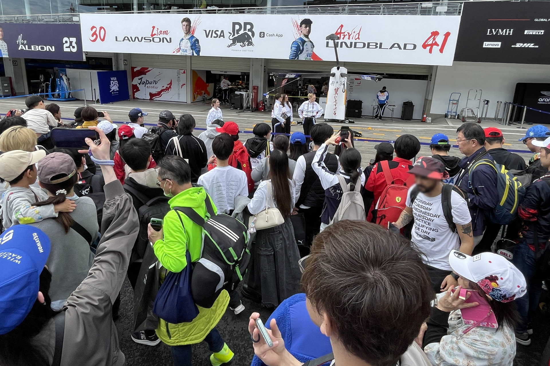 人気チームの前ほど混雑している