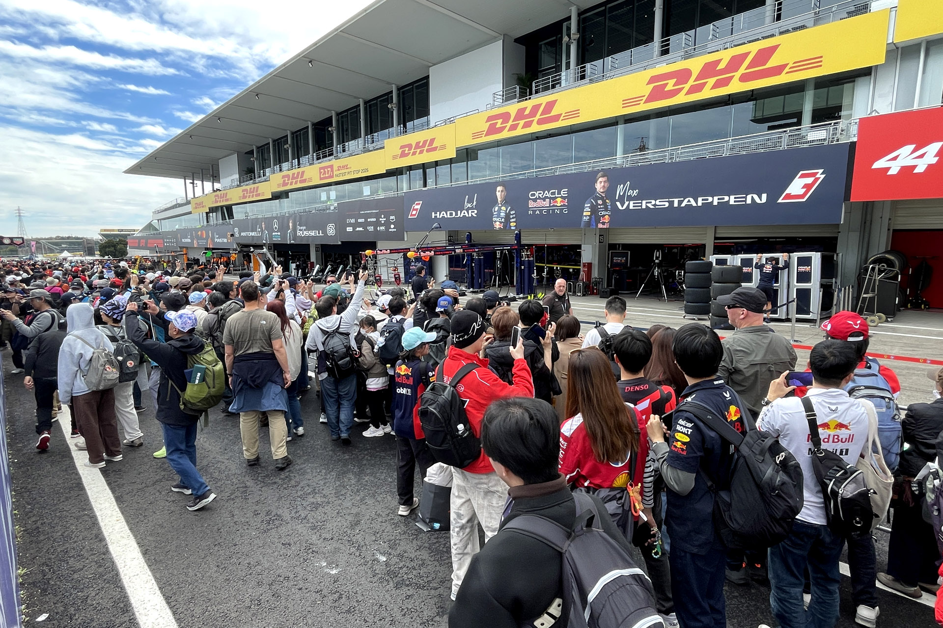 フェラーリまでは混雑していたが、角田選手がシートを失ったせいか？ たまたまか？ レッドブルは少しファンが少なめに感じた