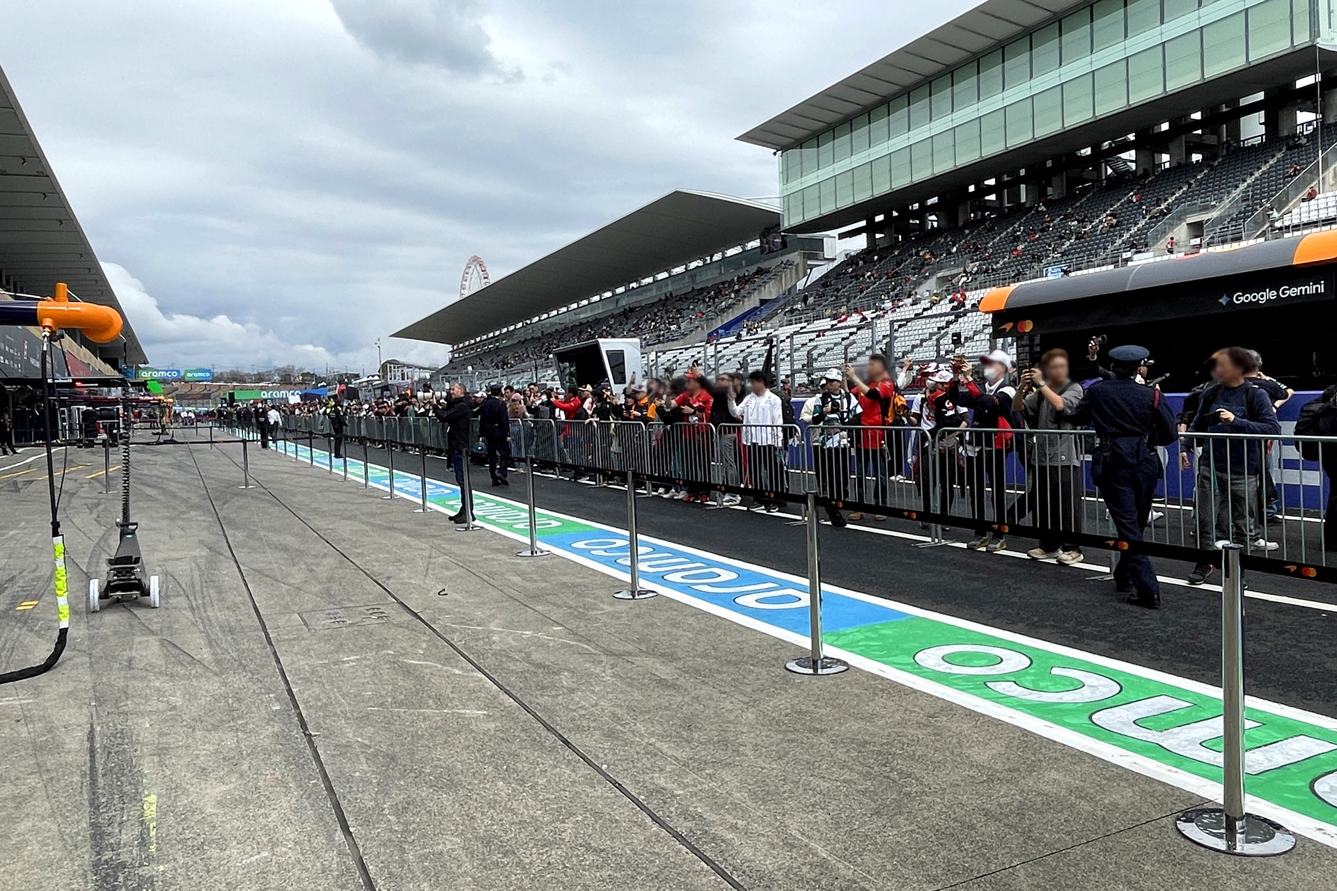 マクラーレンの前もややファンが少なめな印象