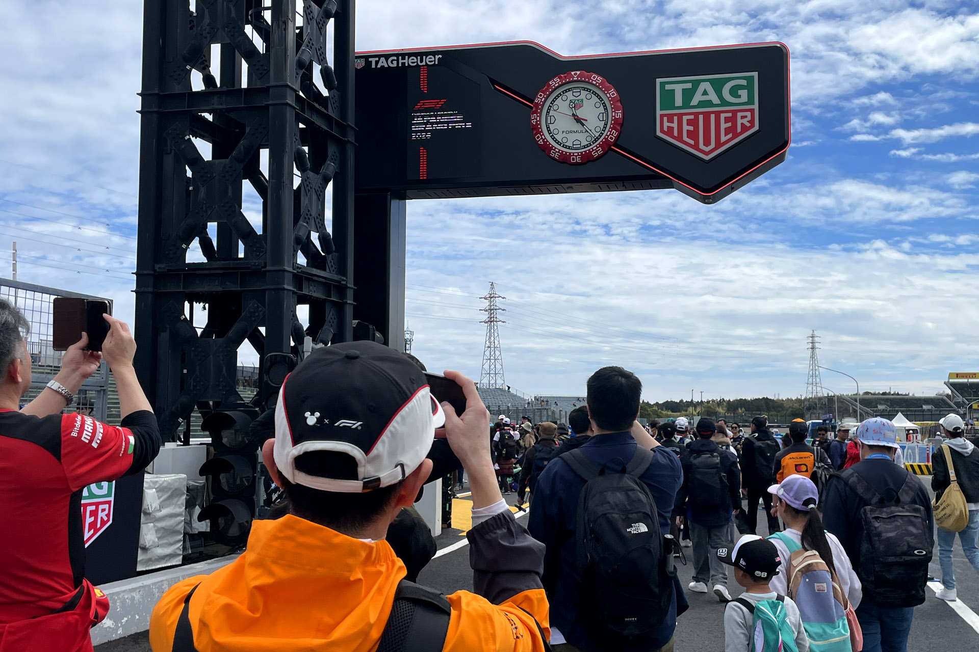 ピット出口の時計（TAG HEUER）は撮影の定番スポット