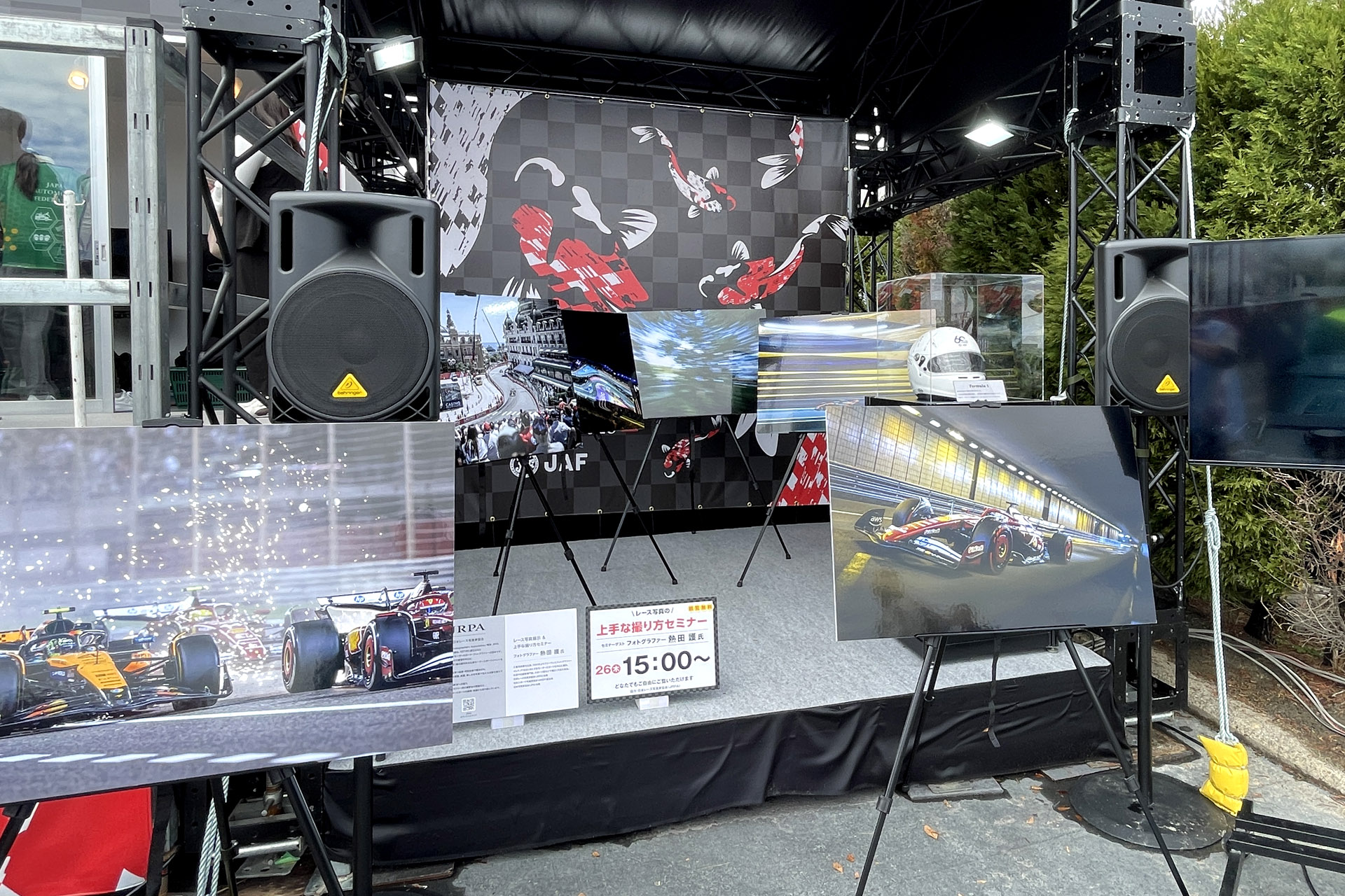 JAFブースでは熱田護カメラマンのセミナーが木曜～日曜まで毎日行なわれていた