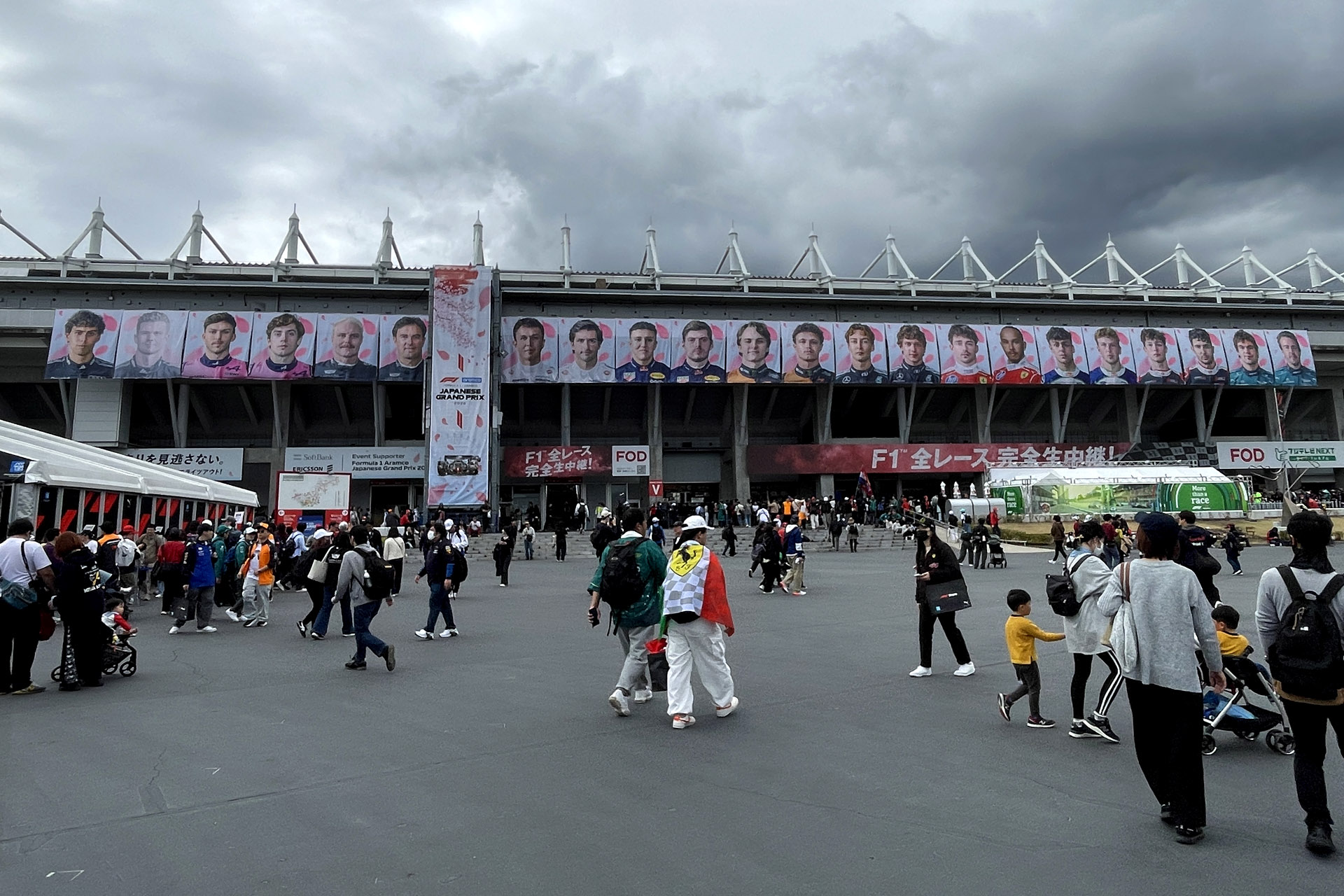 グランドスタンドの裏のドライバーズフラッグ