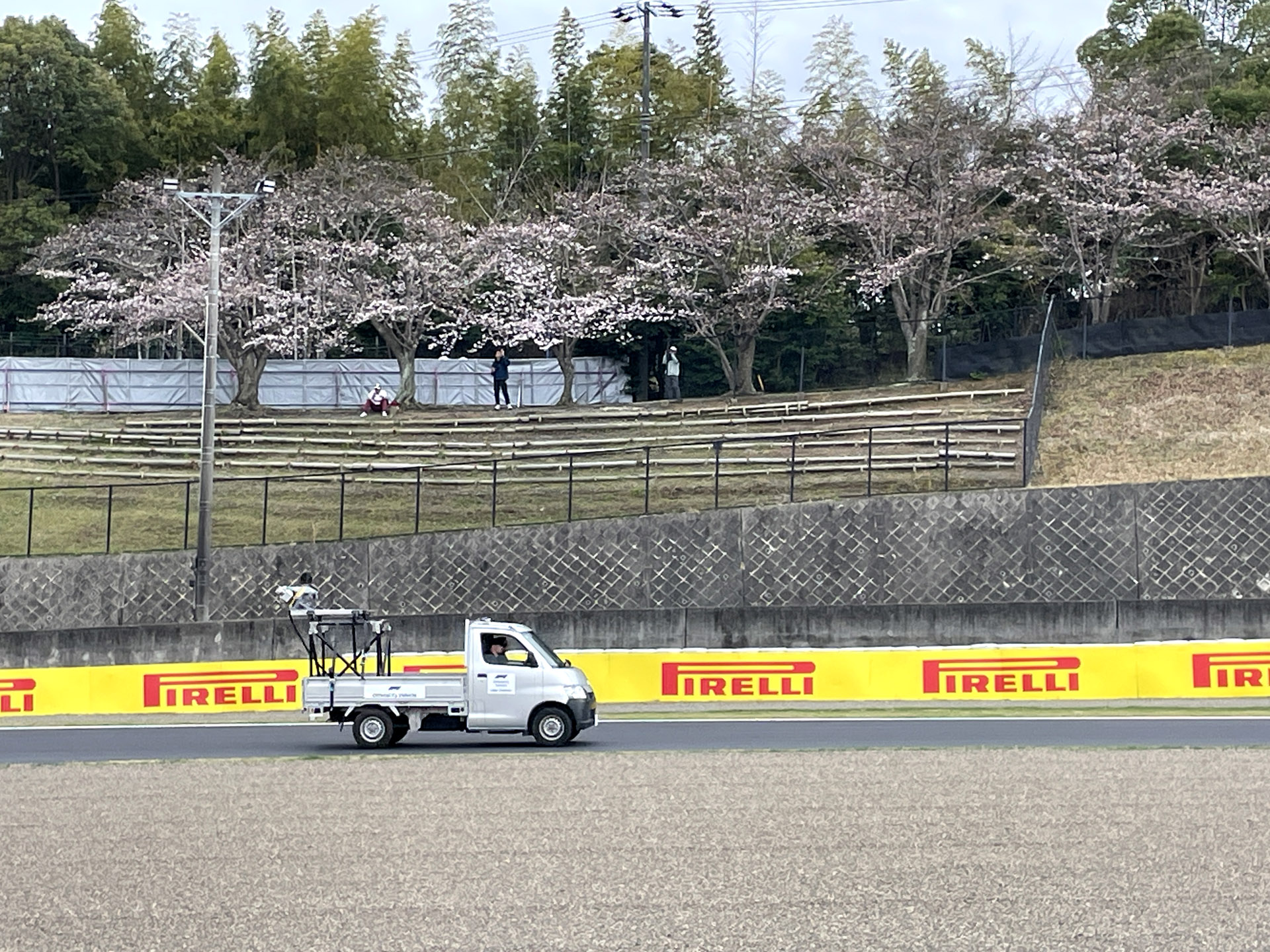 S字1つ目、カメラマンエリアの土手の桜はまだ三分咲きくらい