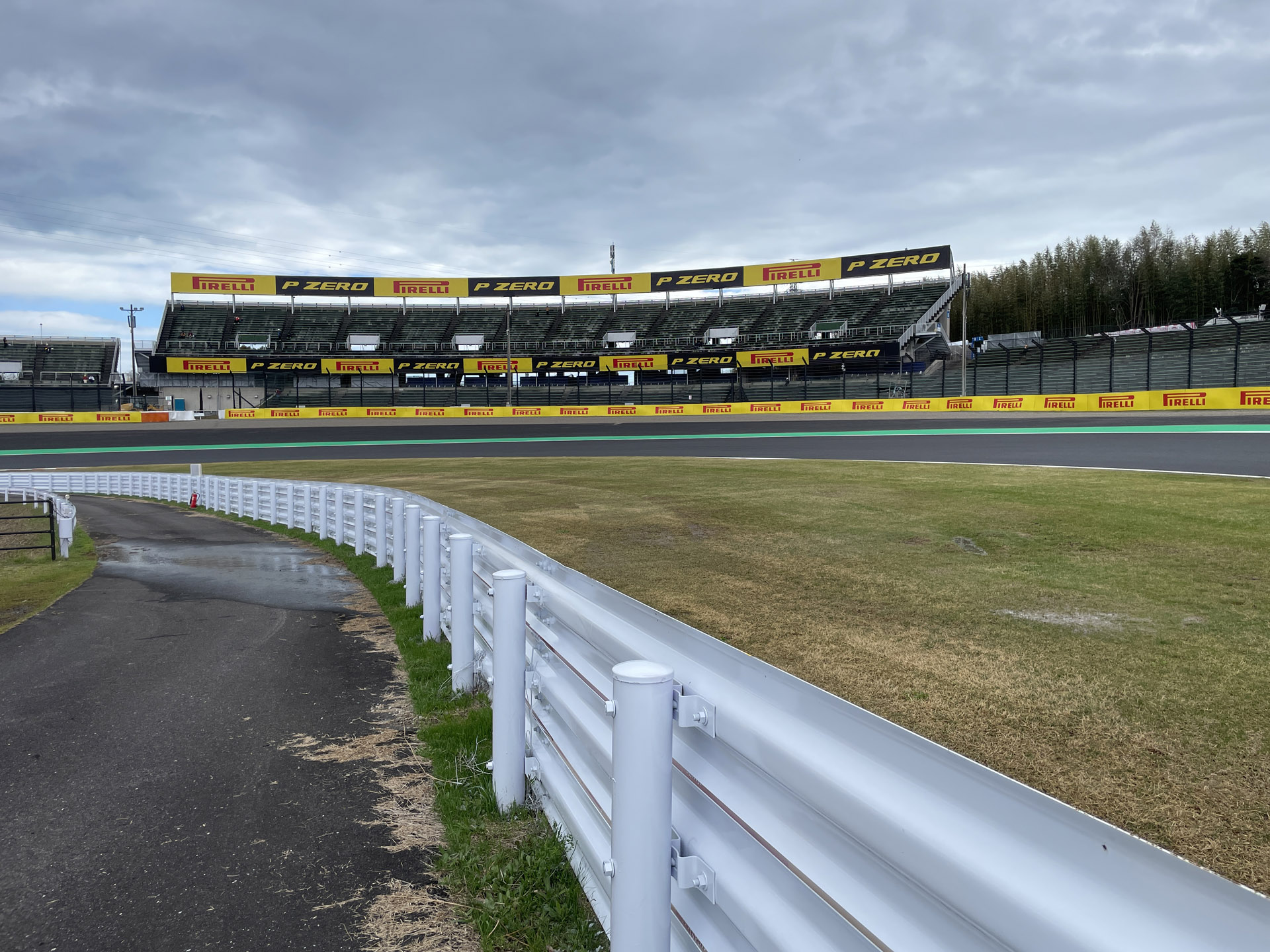 2コーナーイン側は高い看板がなく撮影可能