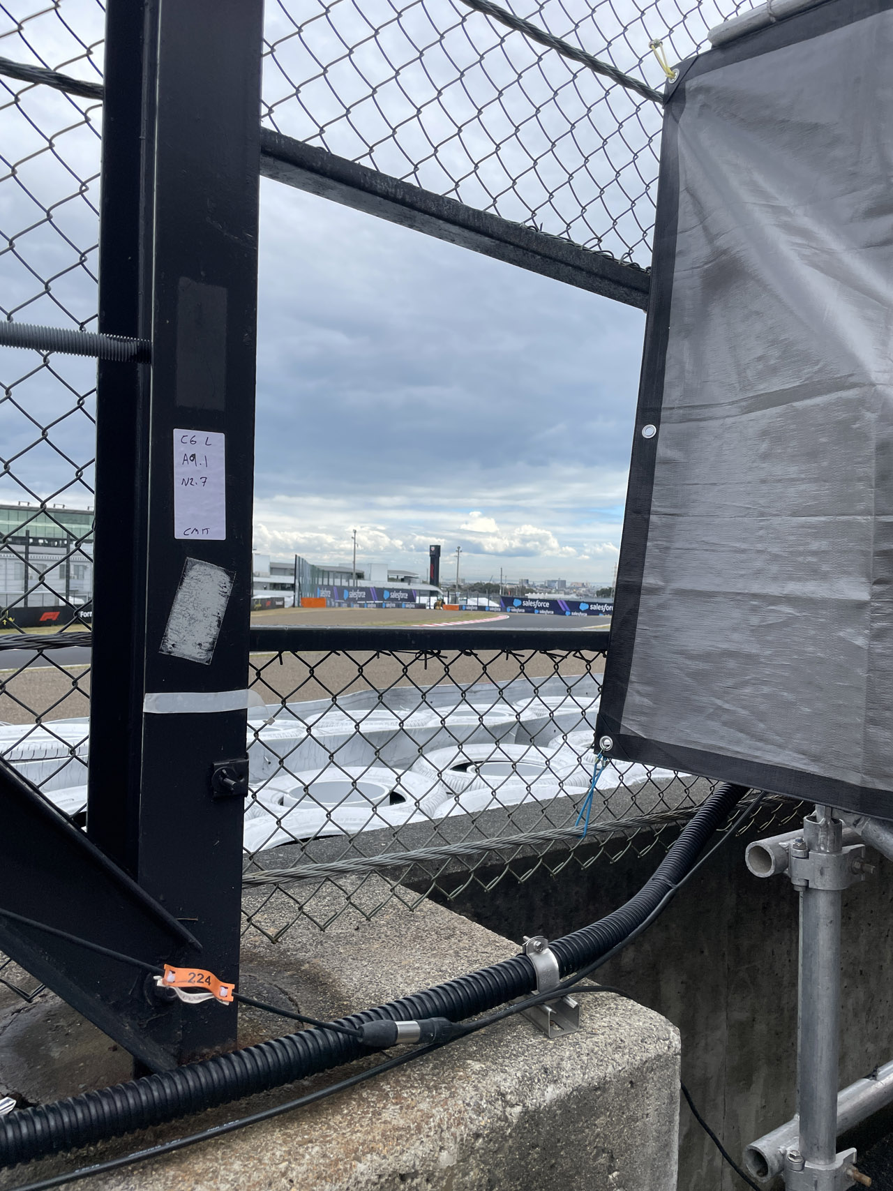 カメラホール、テレビクルーの左側の隙間