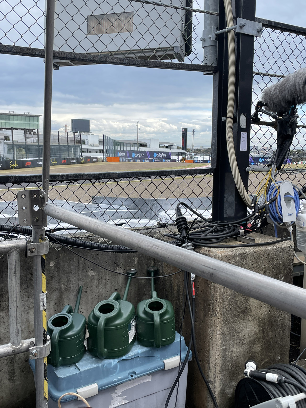 カメラホール、テレビクルーの右側の隙間