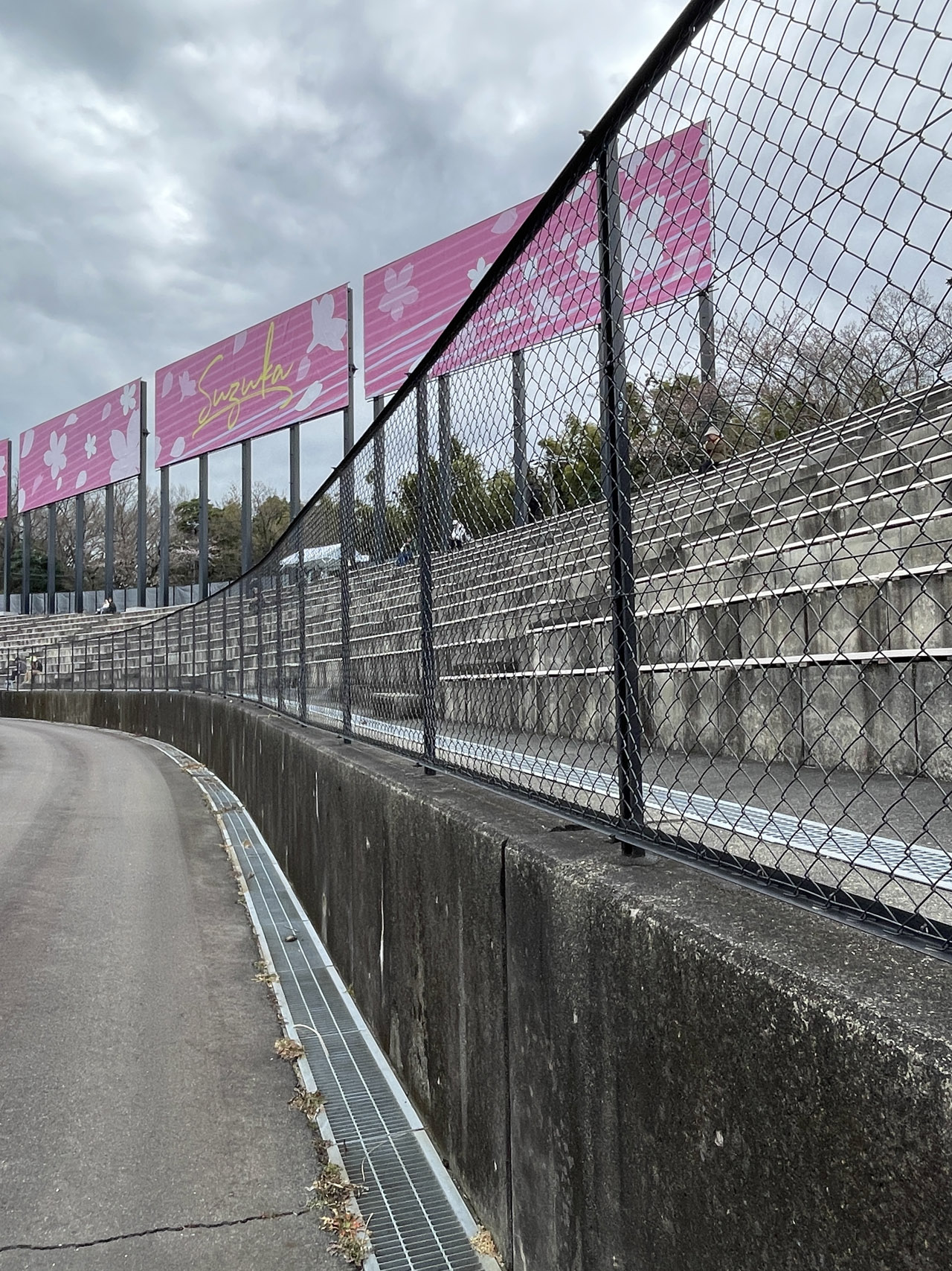 逆バンク、スタンド後ろの看板はSuzuka＆さくらデザイン。フェンスの黒色は今年から？