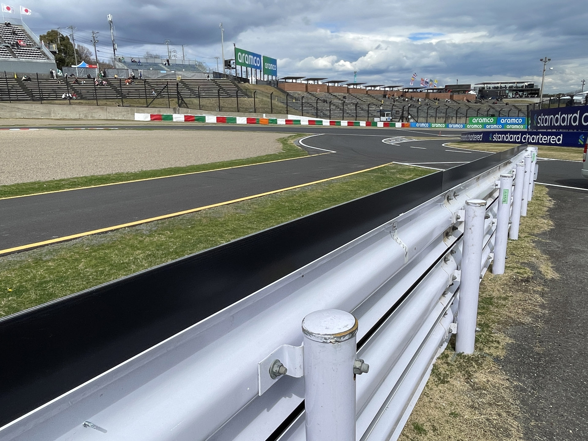 ガードレールが延長され撮影はしやすい。ガードレールに広告看板が取り付けられているが、この高さなら問題なし