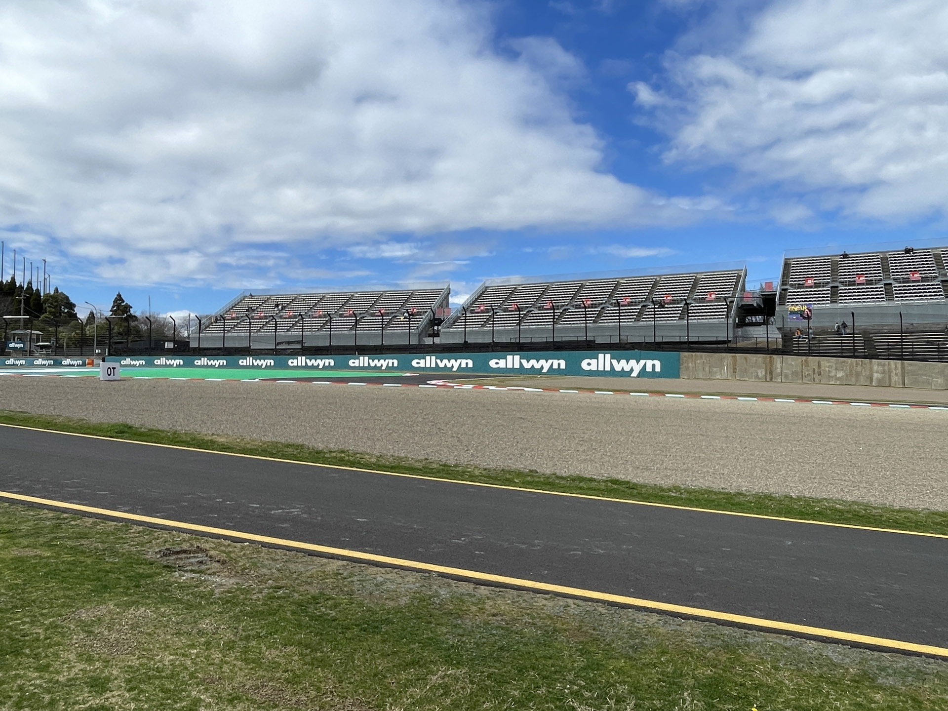 Q席スタンドの正面、シケインを立ち上がるマシンを撮影できる