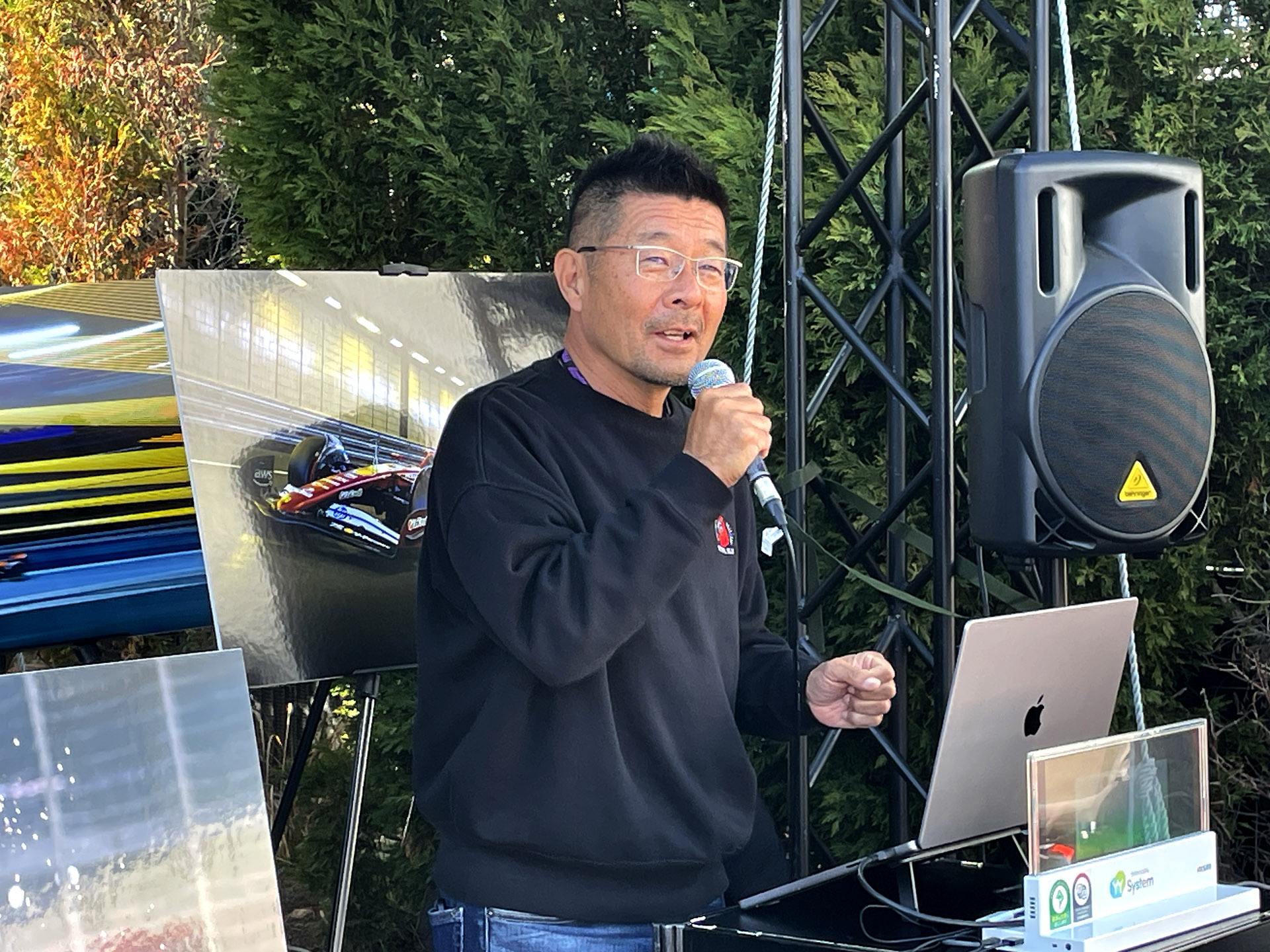 セミナーを行なう熱田護カメラマン。熱田氏の写真集<a href="https://book.impress.co.jp/books/1125101088" class="n" target="_blank">「600GP The Champions」</a>