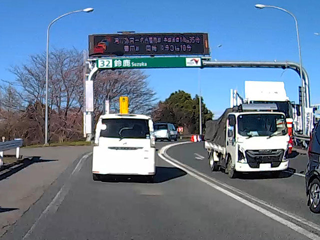 鈴鹿IC入口の表示は（静止画では読めないが）「湾岸弥富－名古屋南JCT 事故渋滞14km 35分」