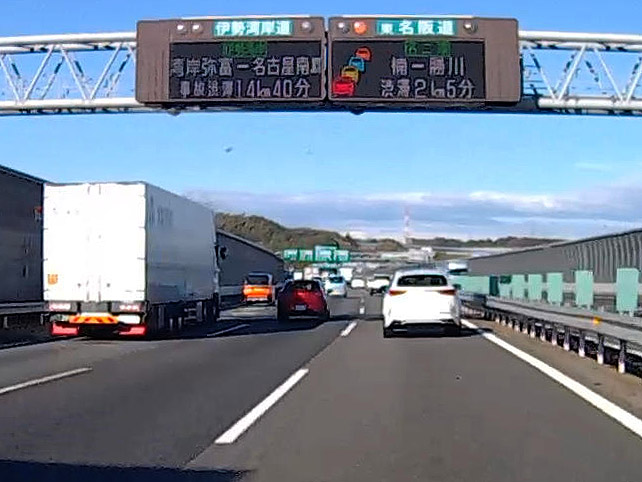 四日市JCT手前の表示は左側 伊勢湾岸道「湾岸弥富－名古屋南JCT 事故渋滞14km 40分」。長島IC付近の渋滞はまだ表示されていない