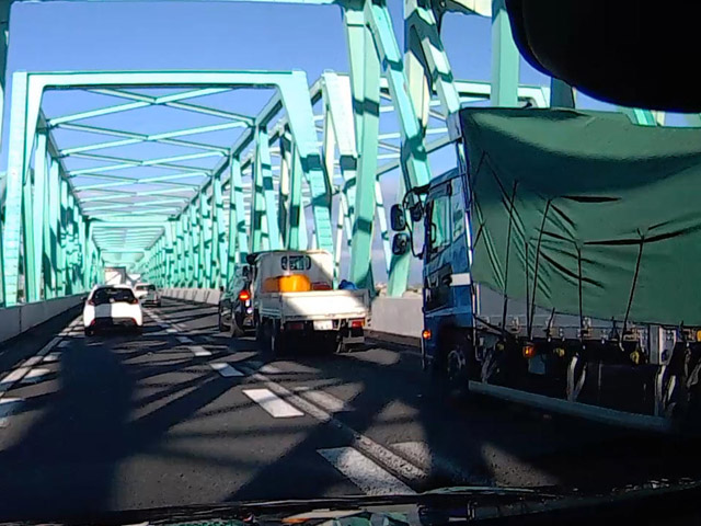 1.5km、10分ほど走ると木曽川の橋の上で玉突き事故。まだ警察車両などは来ていない