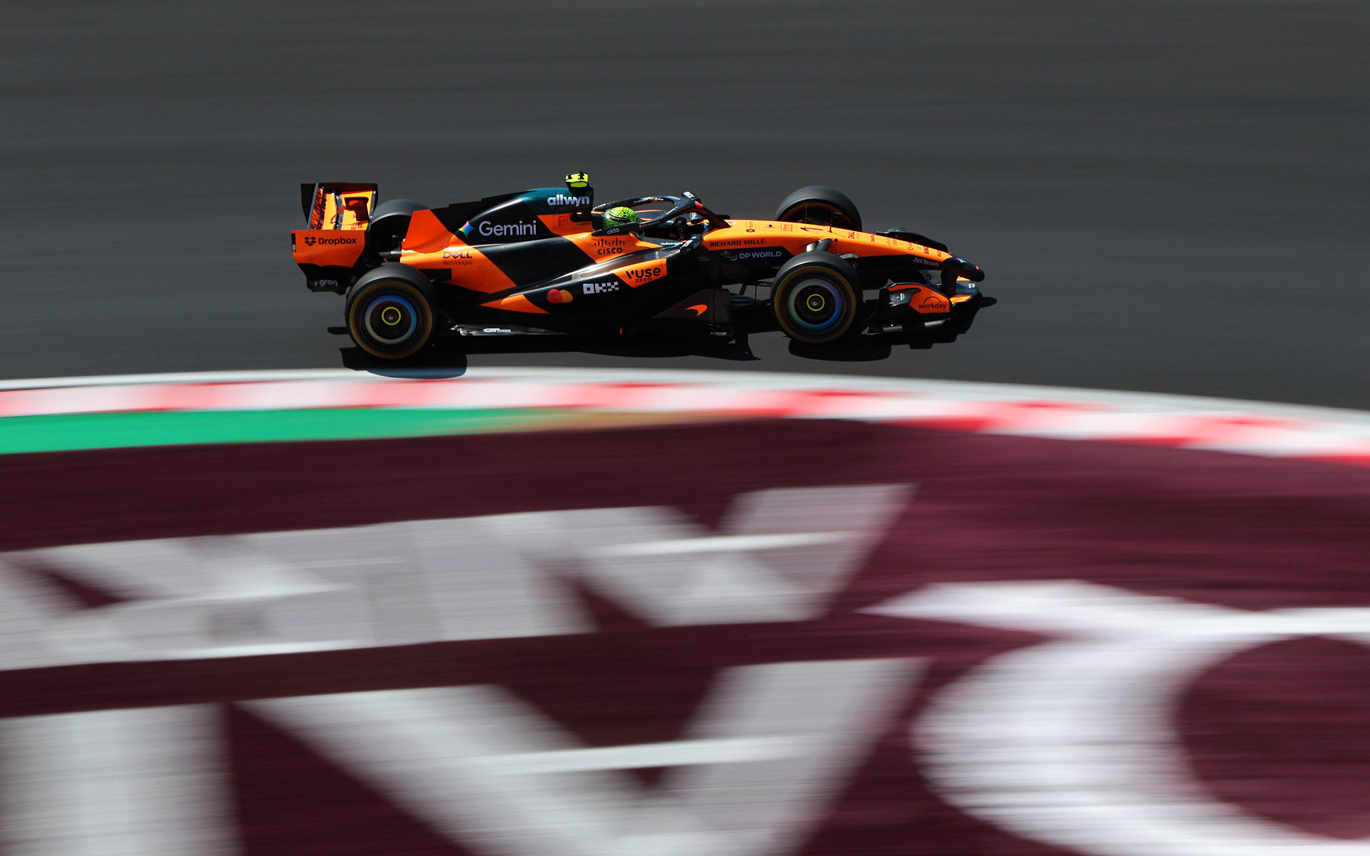 手前の広告を入れるため焦点距離105mm、シャッター速度1/30で撮影