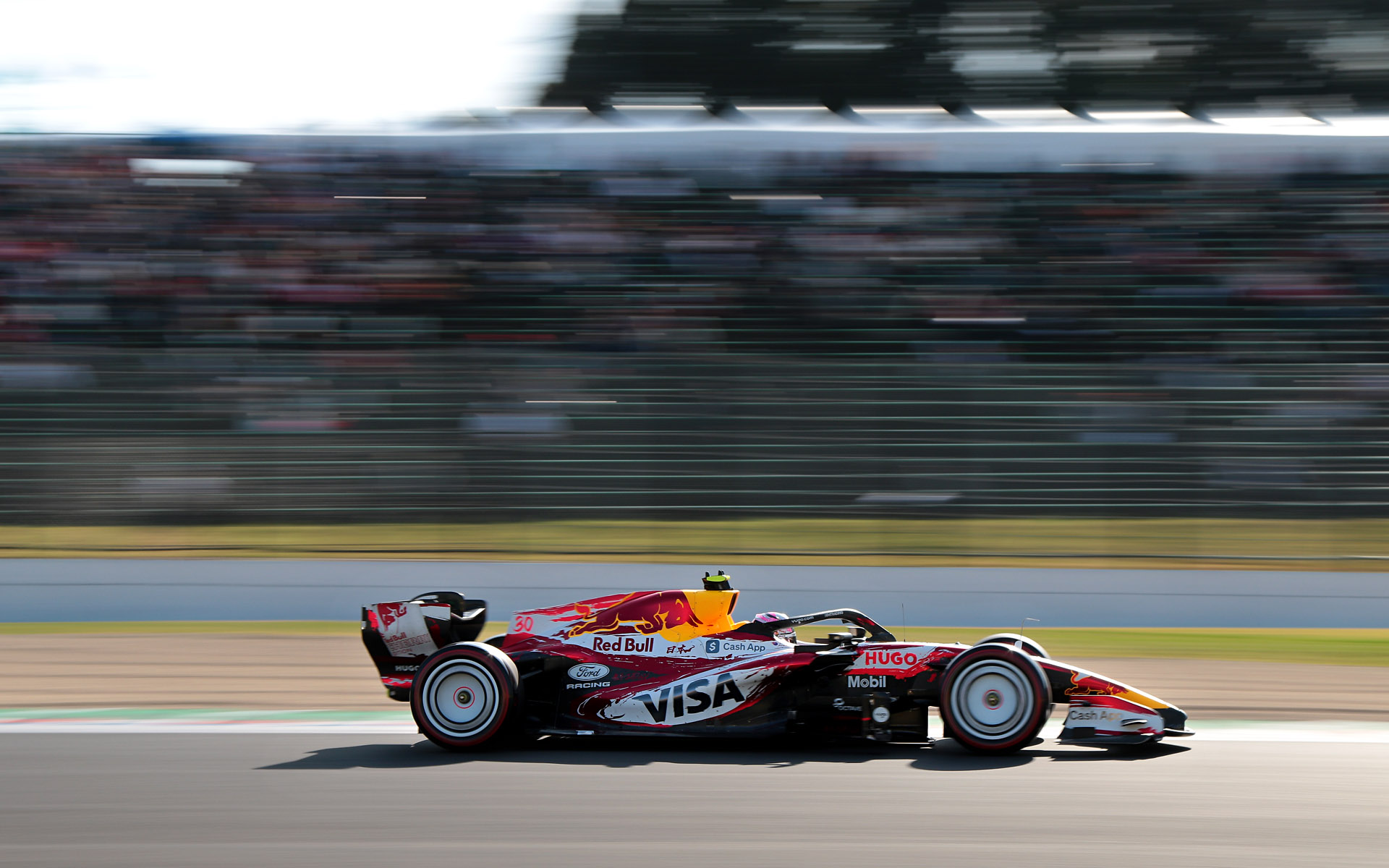 C席スタンドを背景に入れて焦点距離47mm、シャッター速度1/60秒で撮影