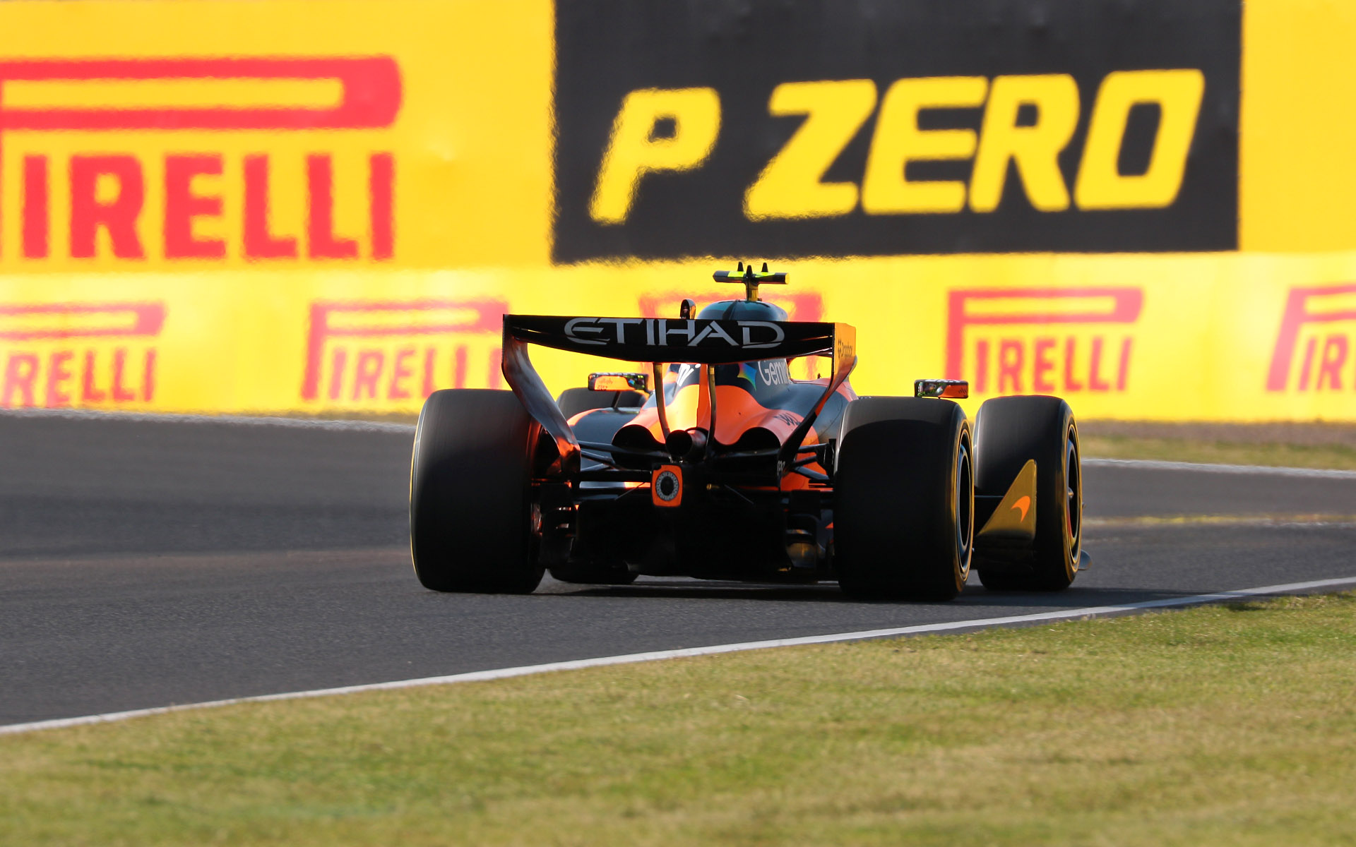 S字に向かうマシンを後ろから焦点距離400mm、シャッター速度1/640秒で撮影