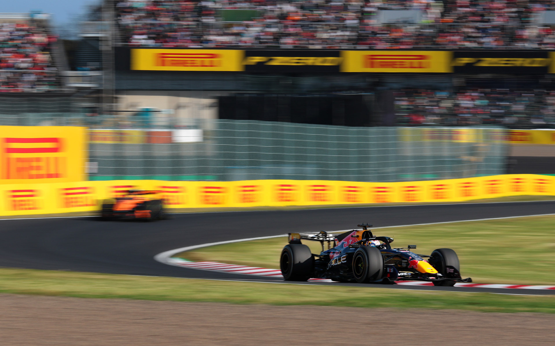 S字に進入するマシンを焦点距離176mm、シャッター速度1/100秒で撮影