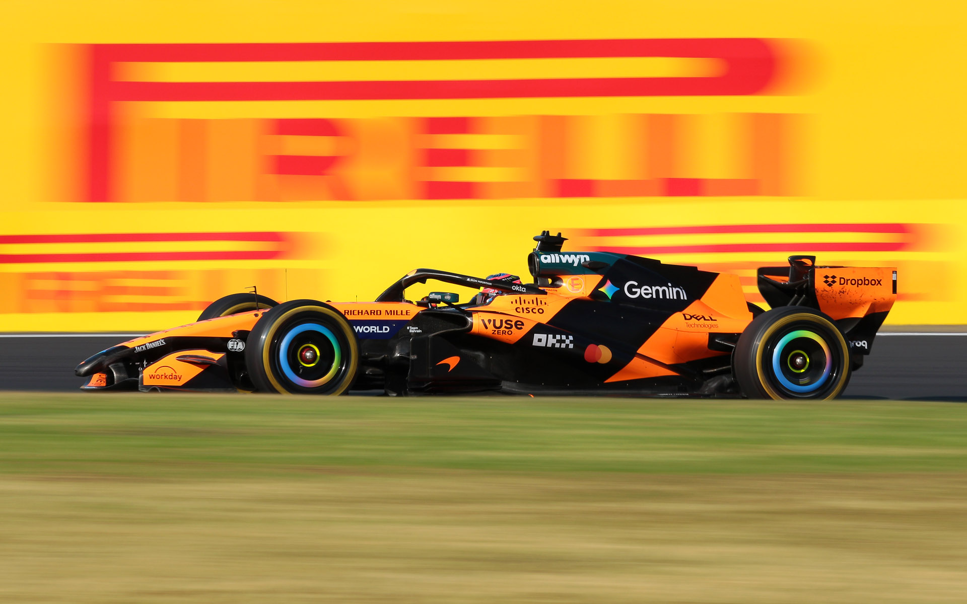 S字に進入するマシンを焦点距離142mm、シャッター速度1/125秒で撮影