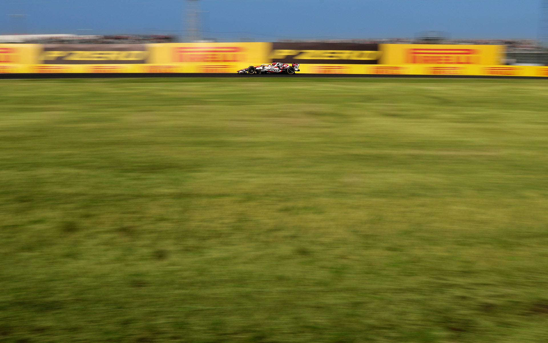 手前の芝を大きく入れて焦点距離28mm、シャッター速度1/40秒で撮影