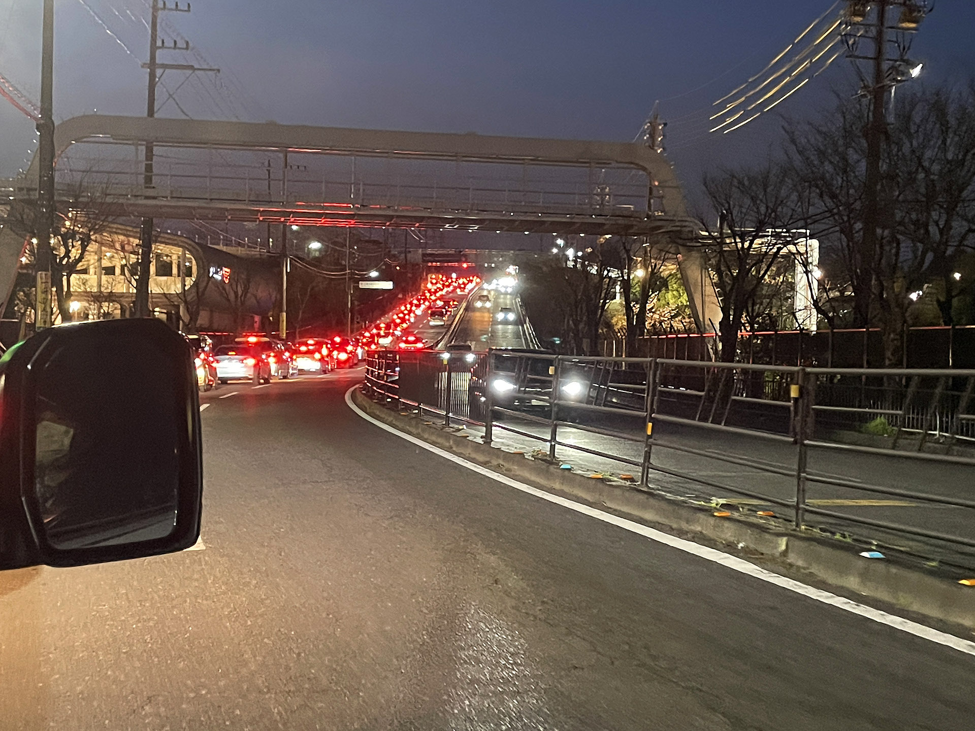 シャトルバスに乗ってサーキット道路に出ると大渋滞