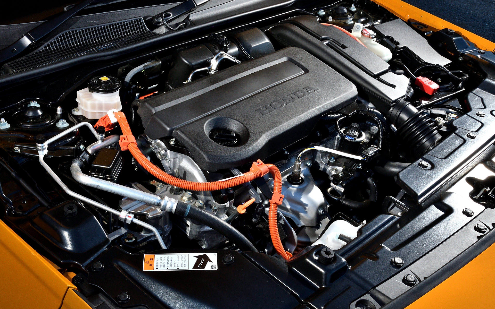 搭載するエンジンは、最高出力104kW（141PS）/6000rpm、最大トルク182Nm)/4500rpmの直列4気筒横置2.0リッターガソリンエンジンと、最高出力135kW（184PS）/5000-6000rpm、最大トルク315Nm/0-2000rpmのH4型モーターを搭載