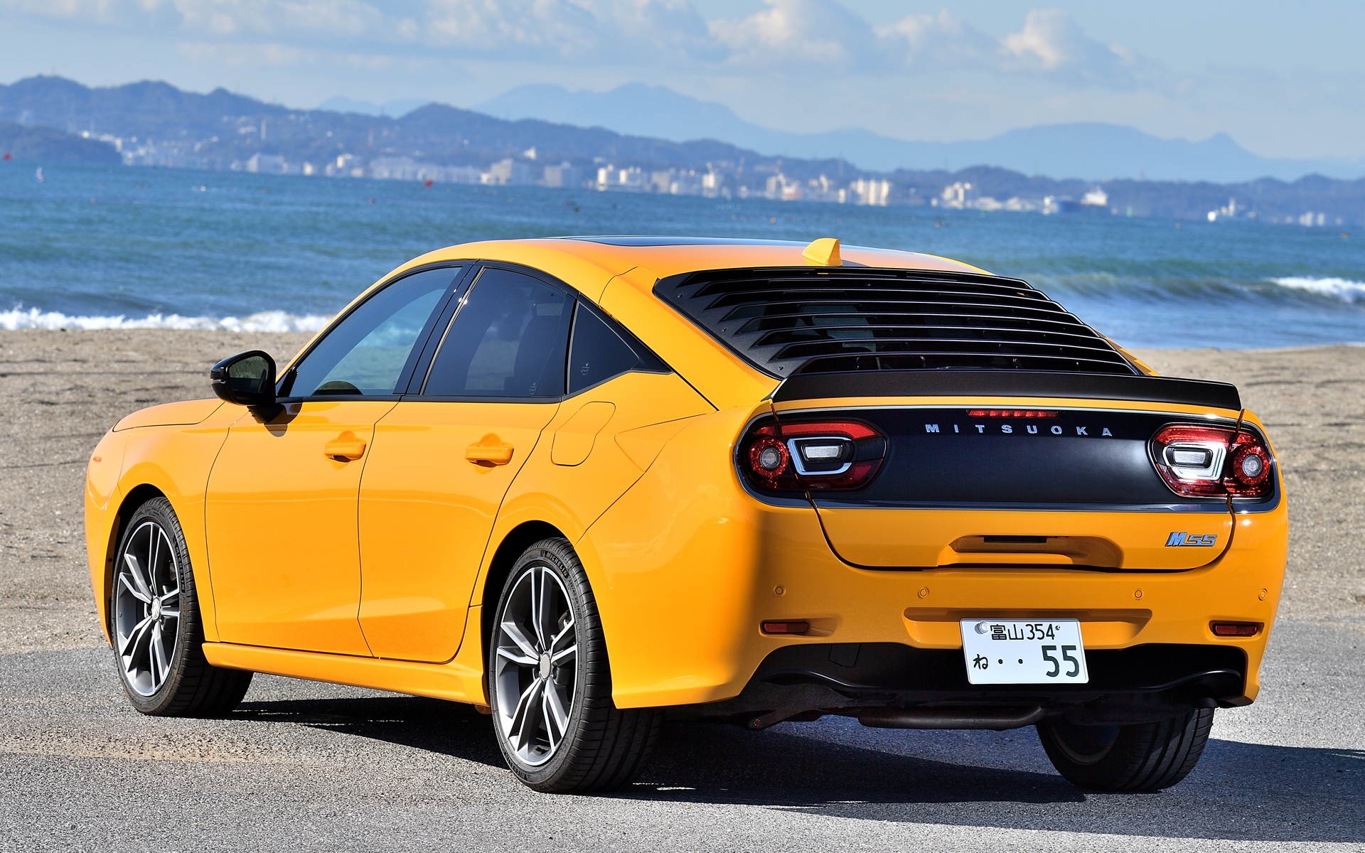 ボディサイズは4735×1805×1415mm（全長×全幅×全高）、ホイールベースは2735mm、最低地上高は135mm、車両重量は1520kg